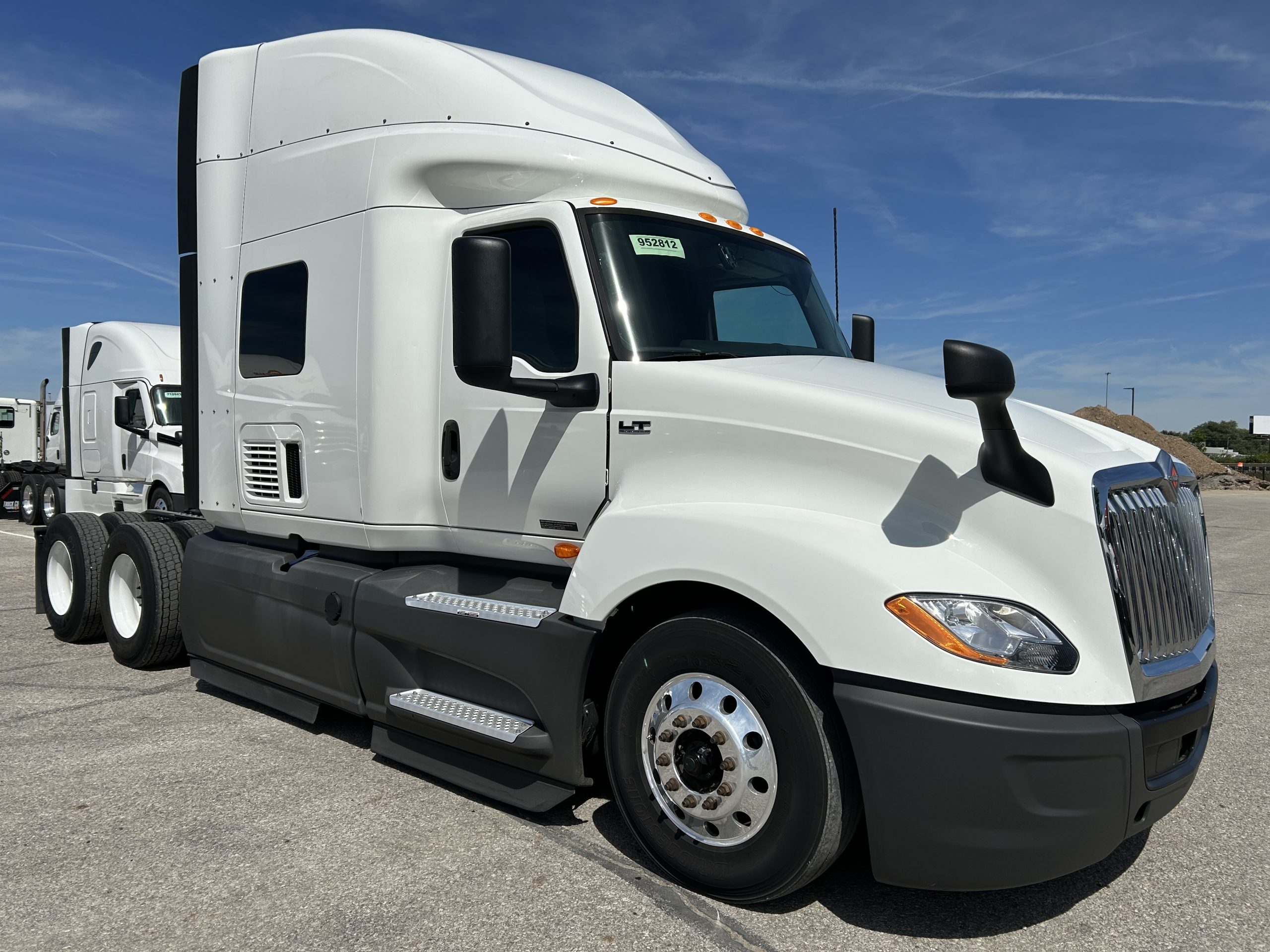 2022 International LT625 - image 3 of 6