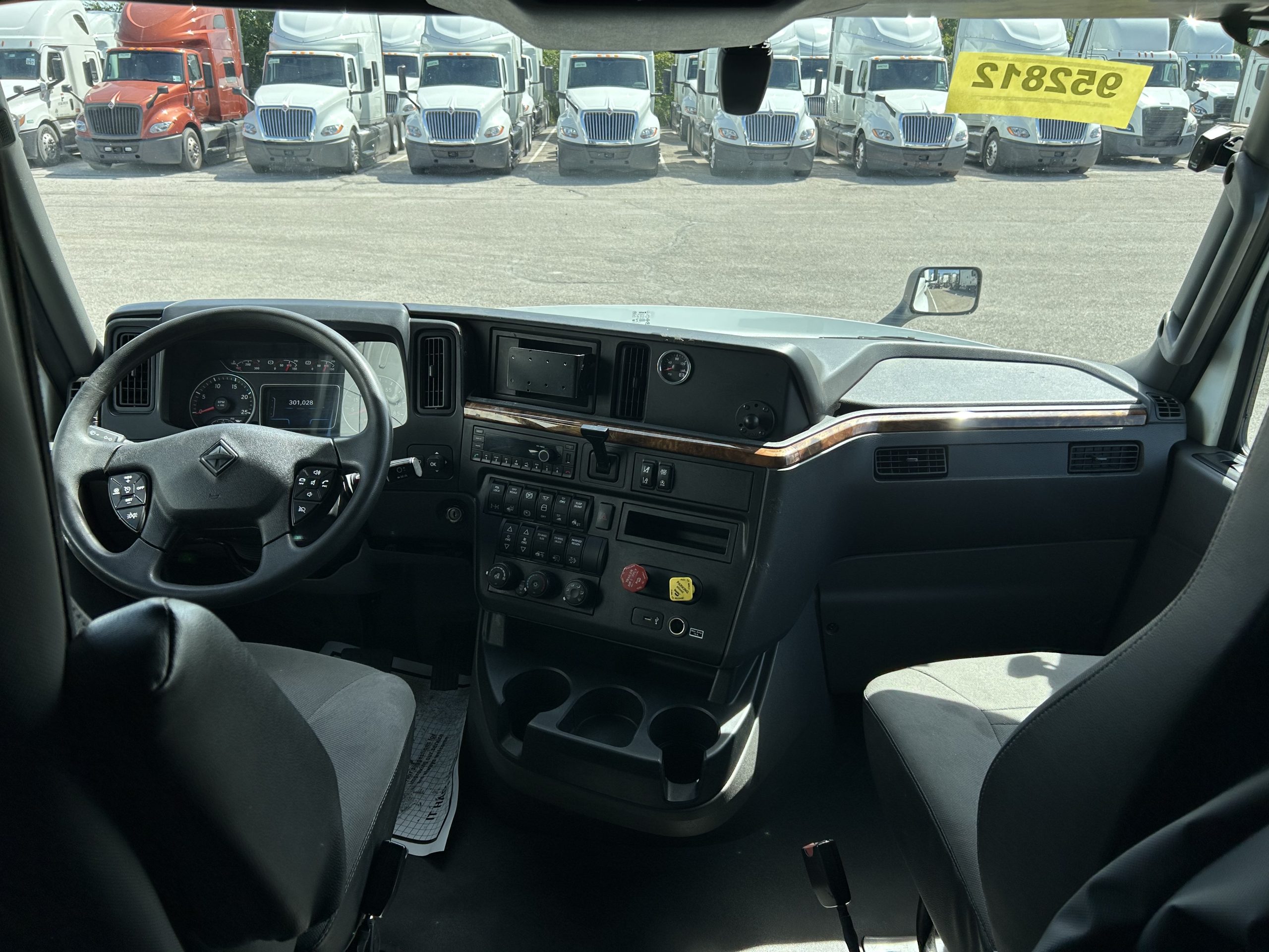 2022 International LT625 - image 5 of 6