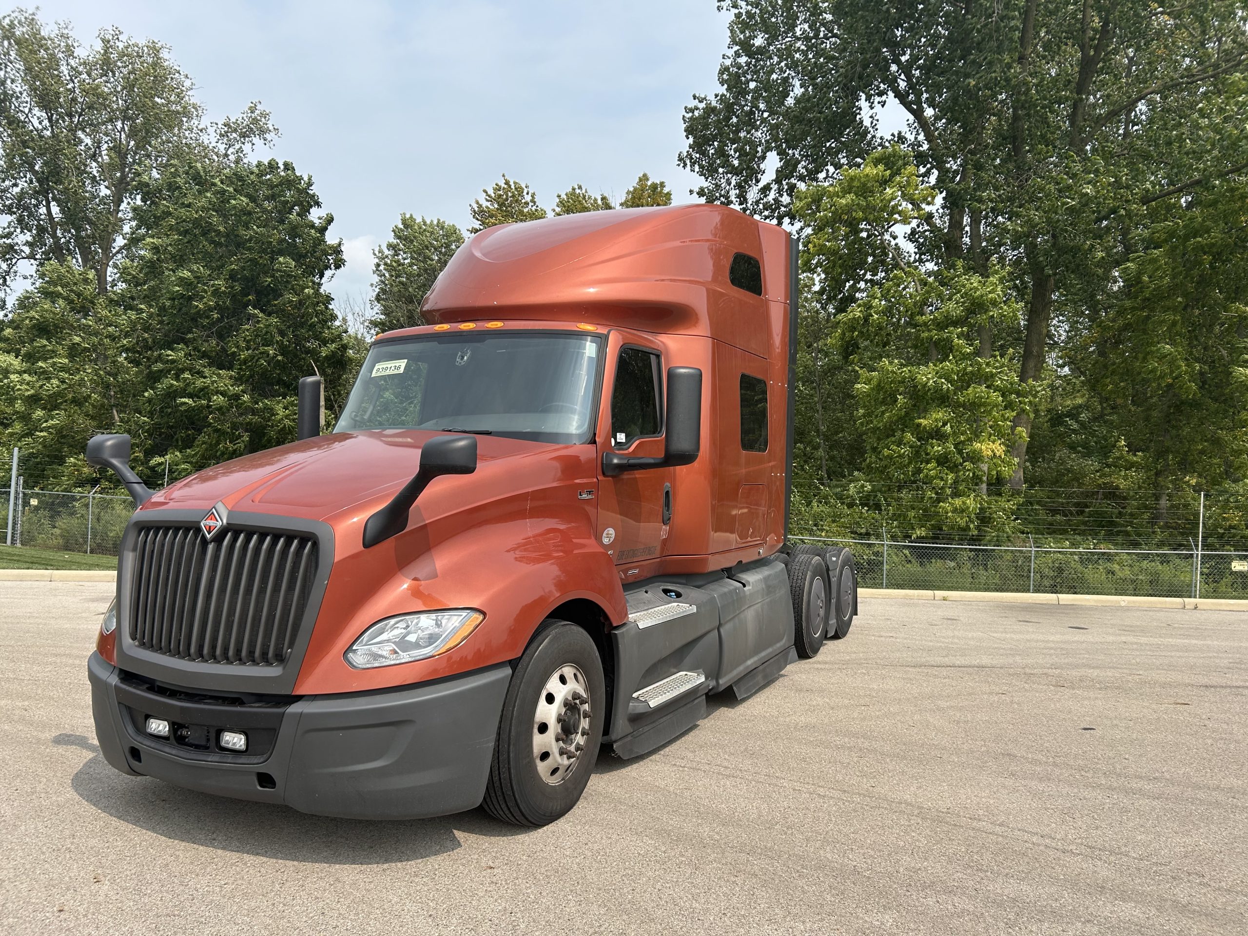 2022 International LT625 - image 4 of 6