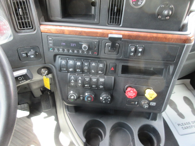 2022 International LT625 - image 5 of 6