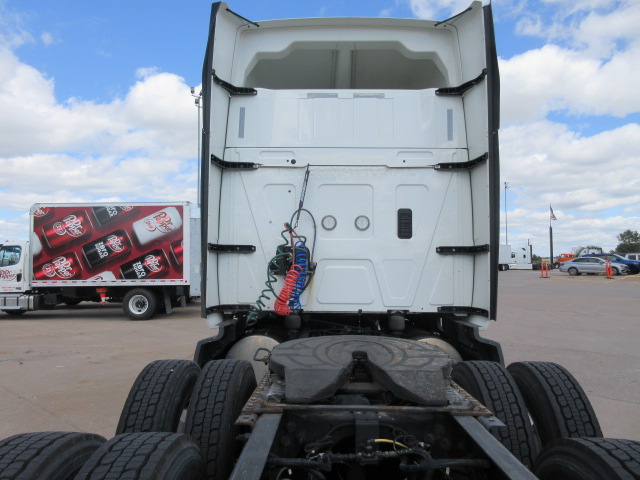 2022 International LT625 - image 4 of 6