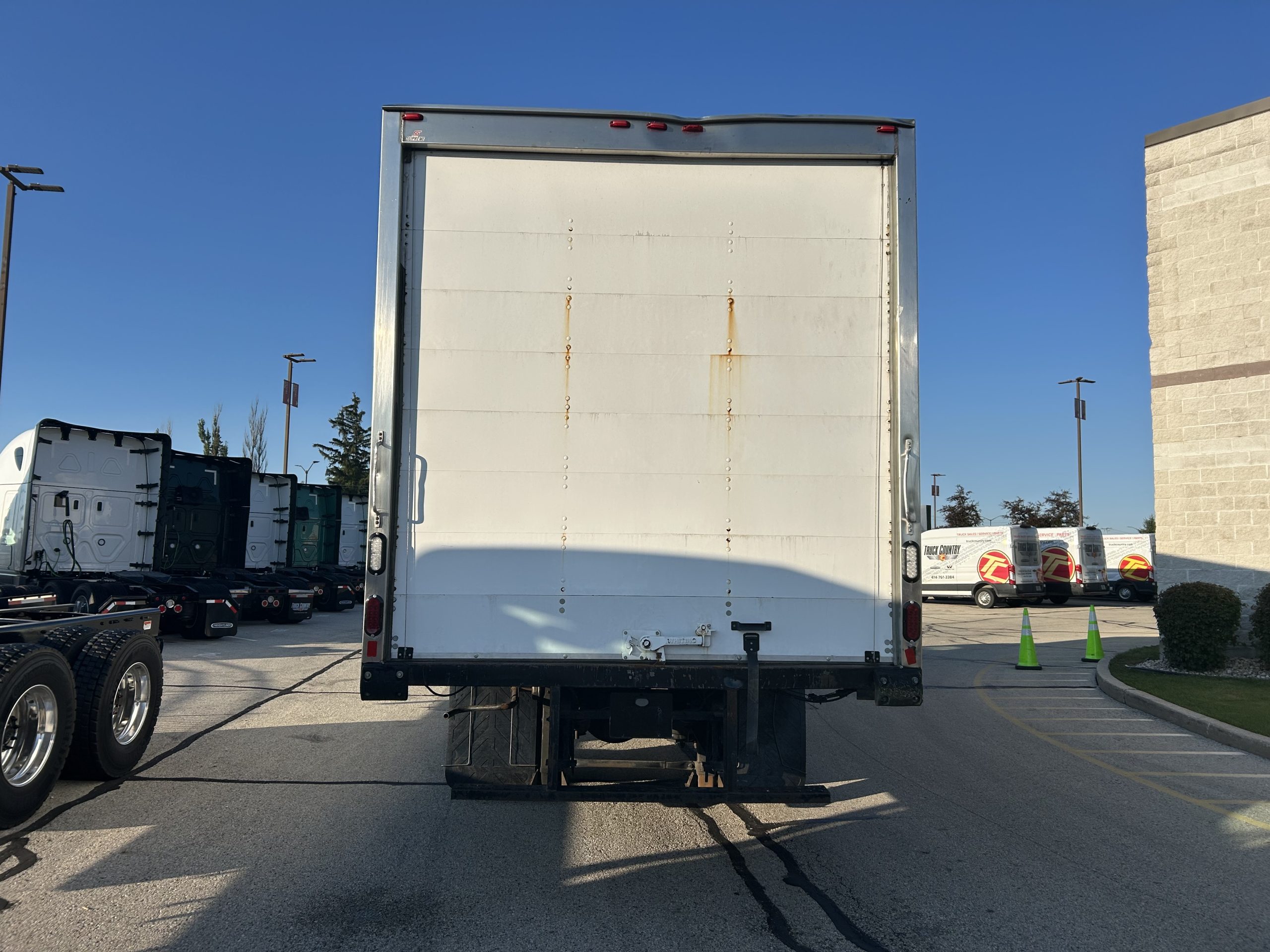 2018 Freightliner M2 106 - image 4 of 6