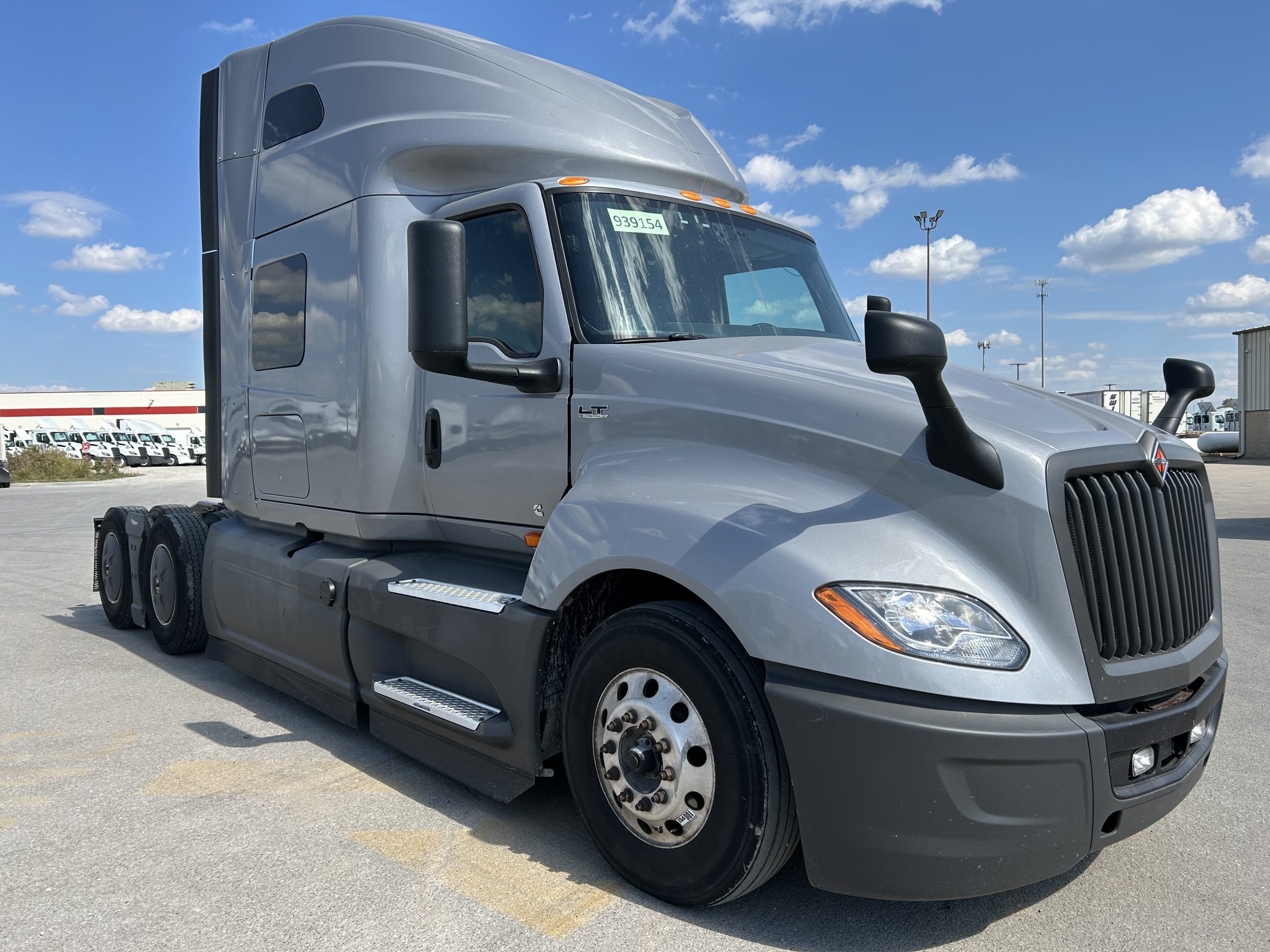 2022 International LT625 - image 3 of 6