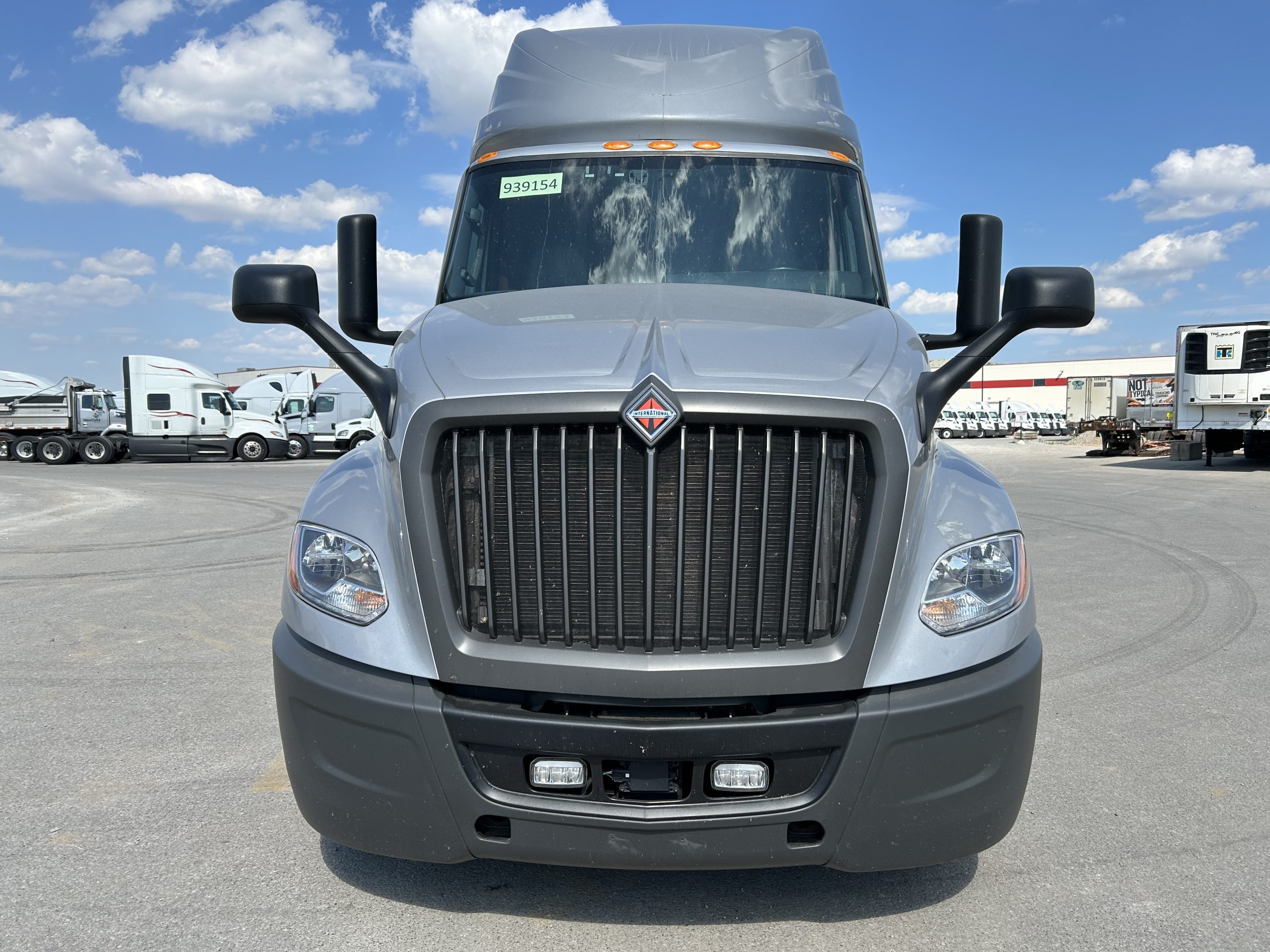 2022 International LT625 - image 2 of 6