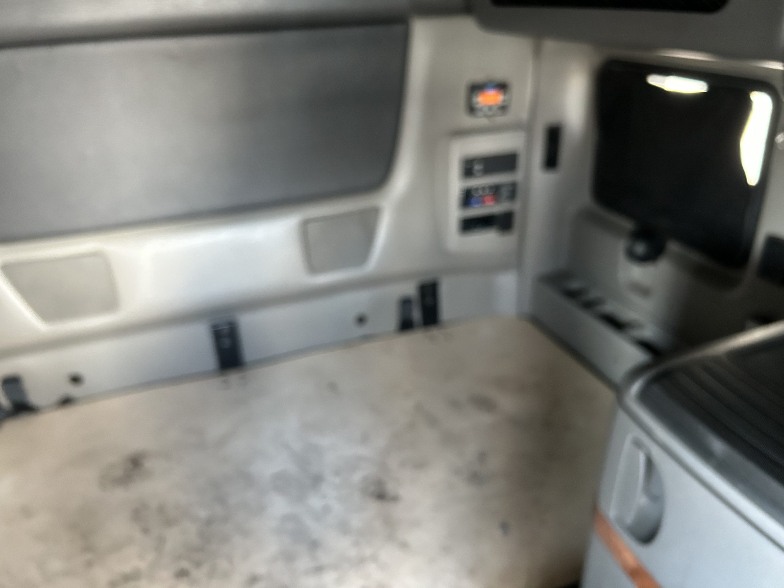 2022 International LT625 - image 6 of 6