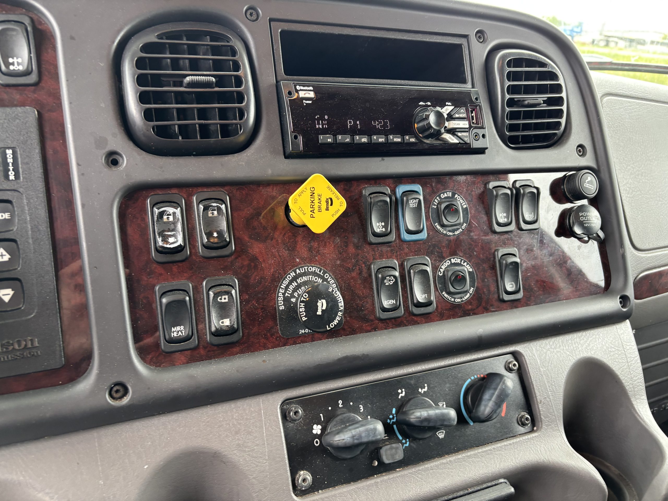 2020 Freightliner M280 - image 3 of 6