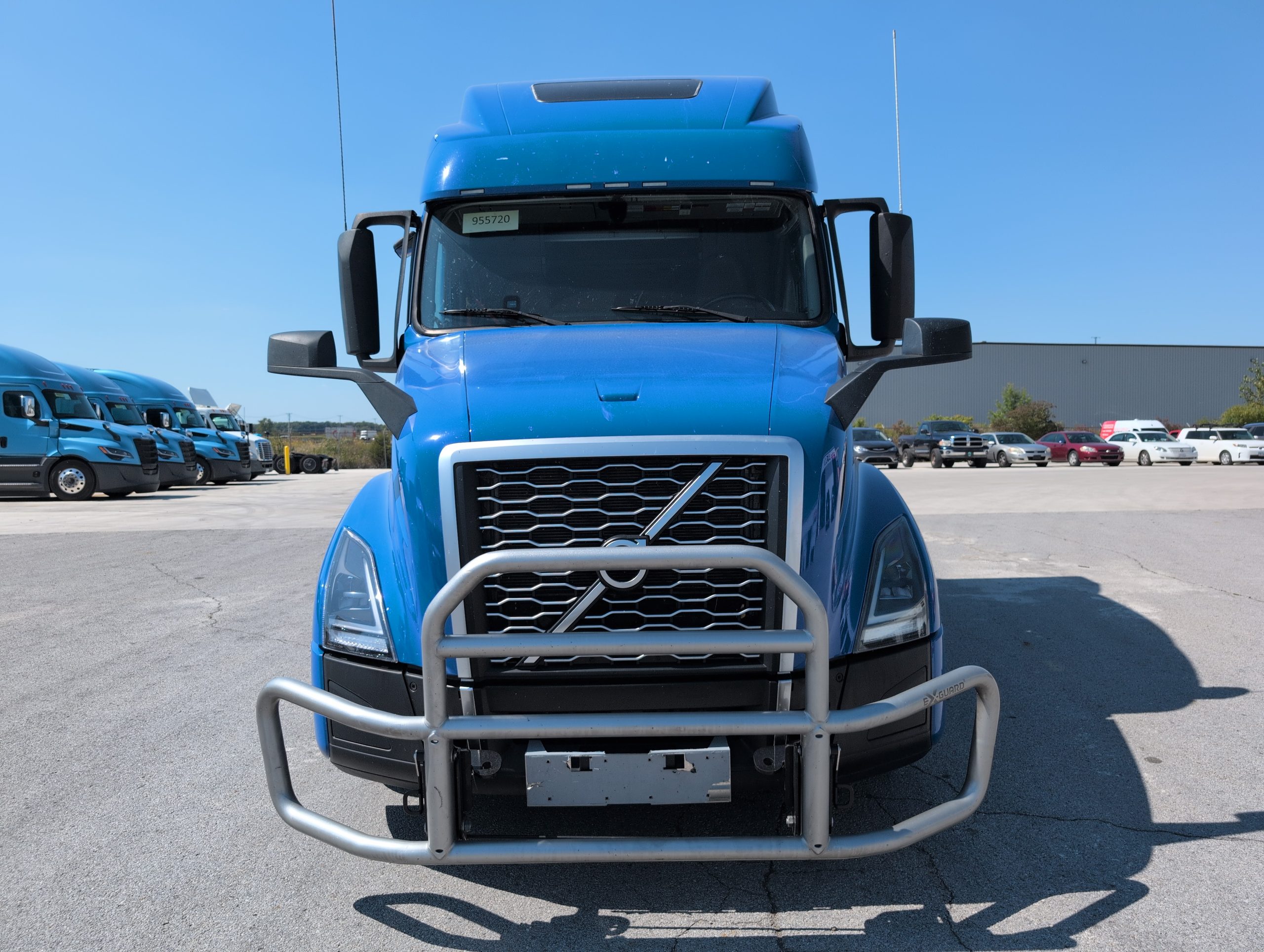 2022 Volvo VNL860 - image 2 of 6