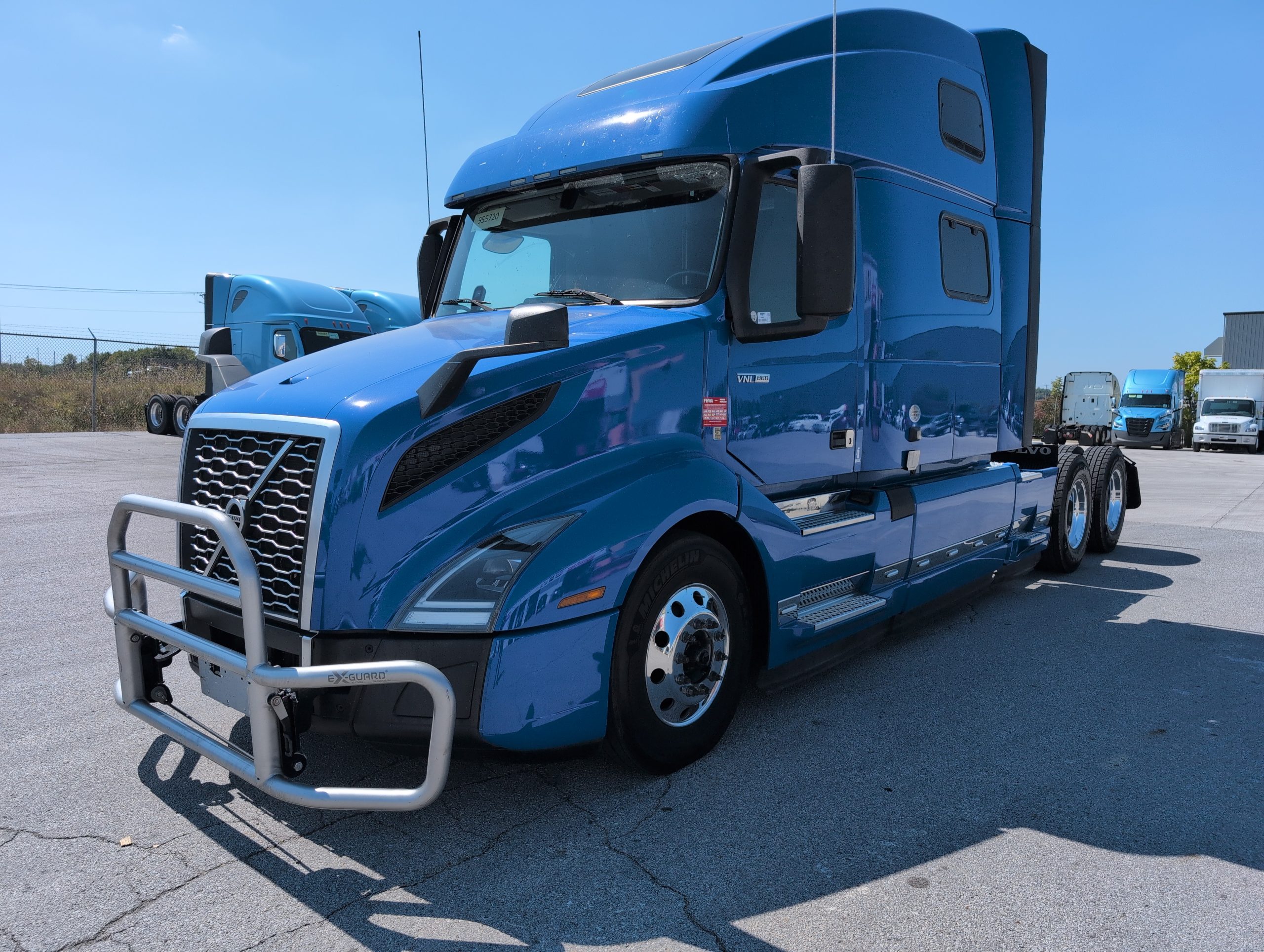 2022 Volvo VNL860 - image 1 of 6