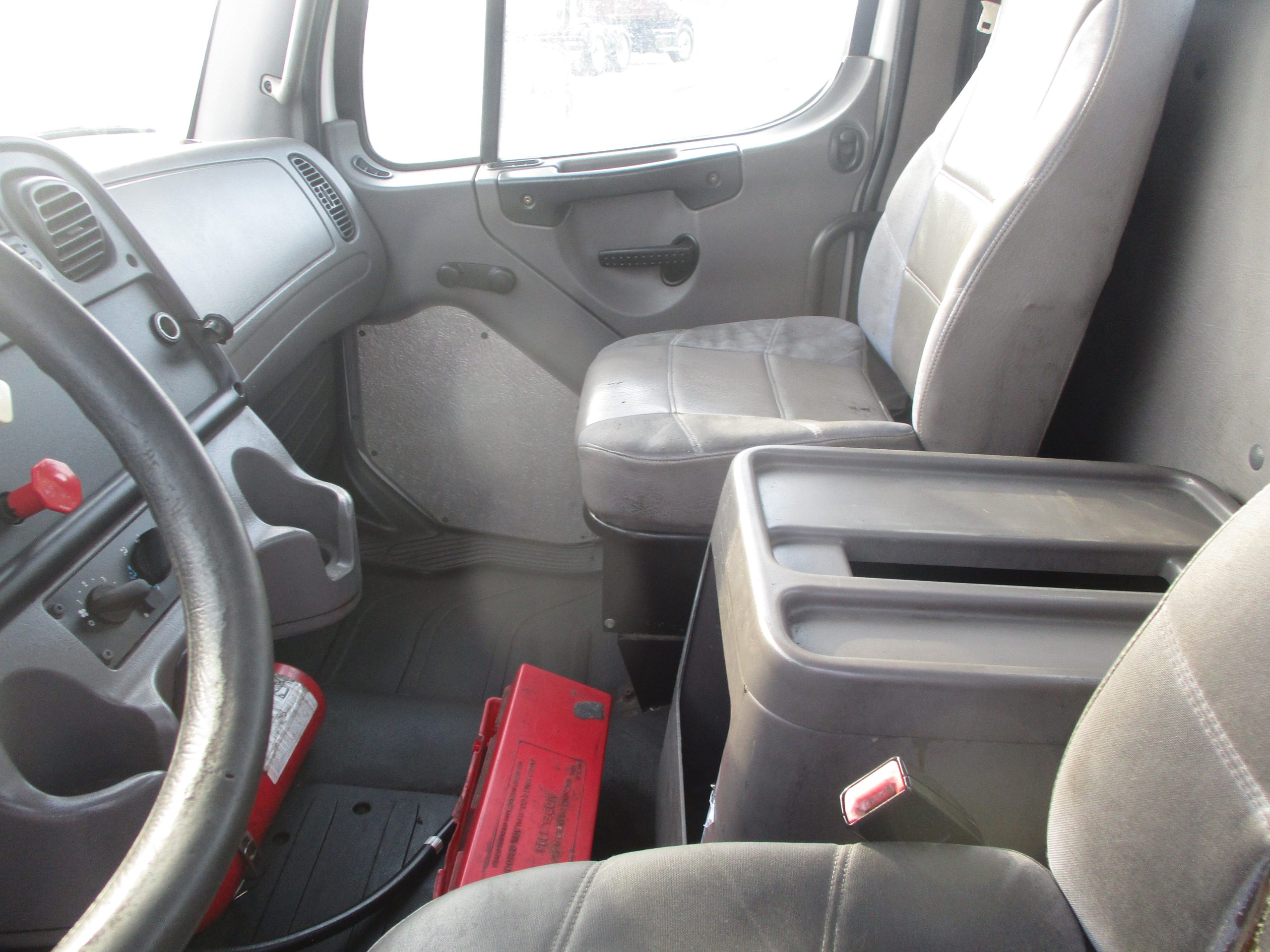 2013 Freightliner M2 106 - image 5 of 6