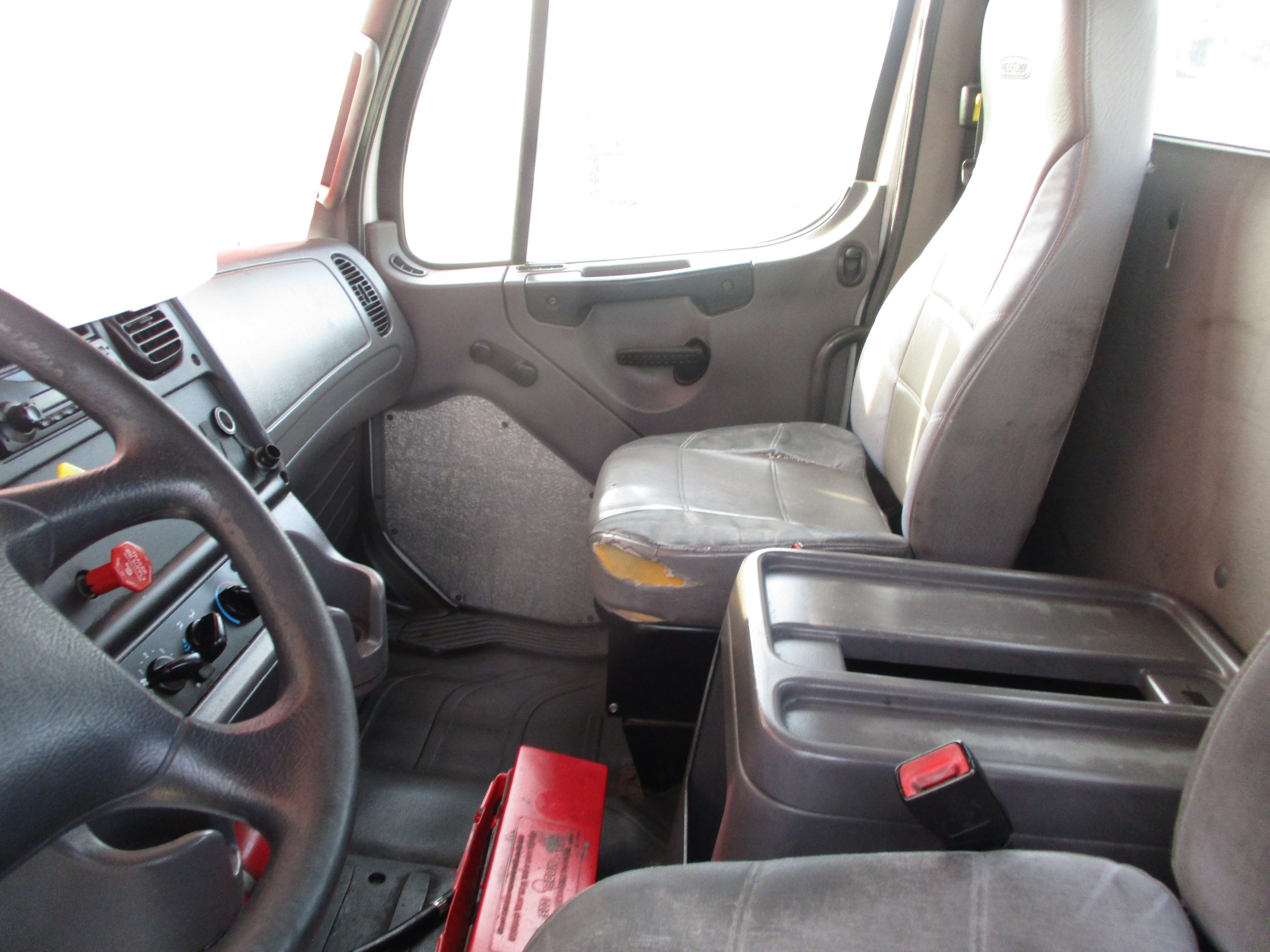 2013 Freightliner M2 106 - image 5 of 5