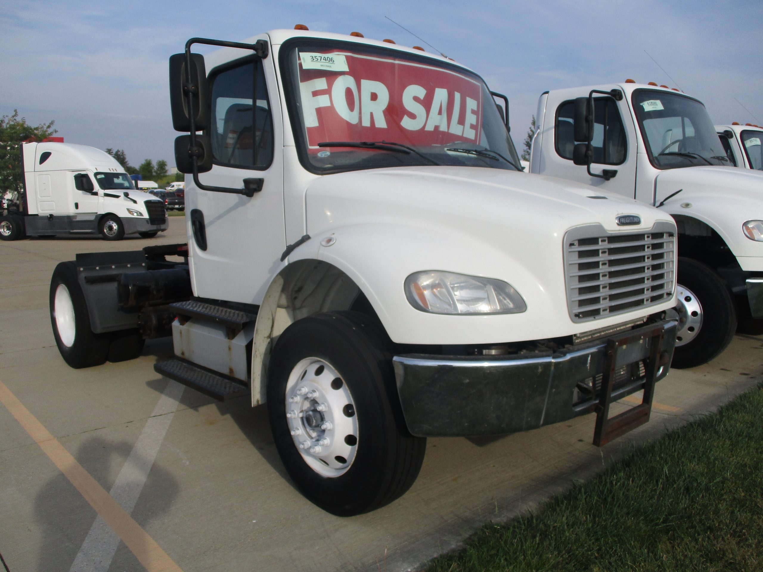 2013 Freightliner M2 106 - image 3 of 5