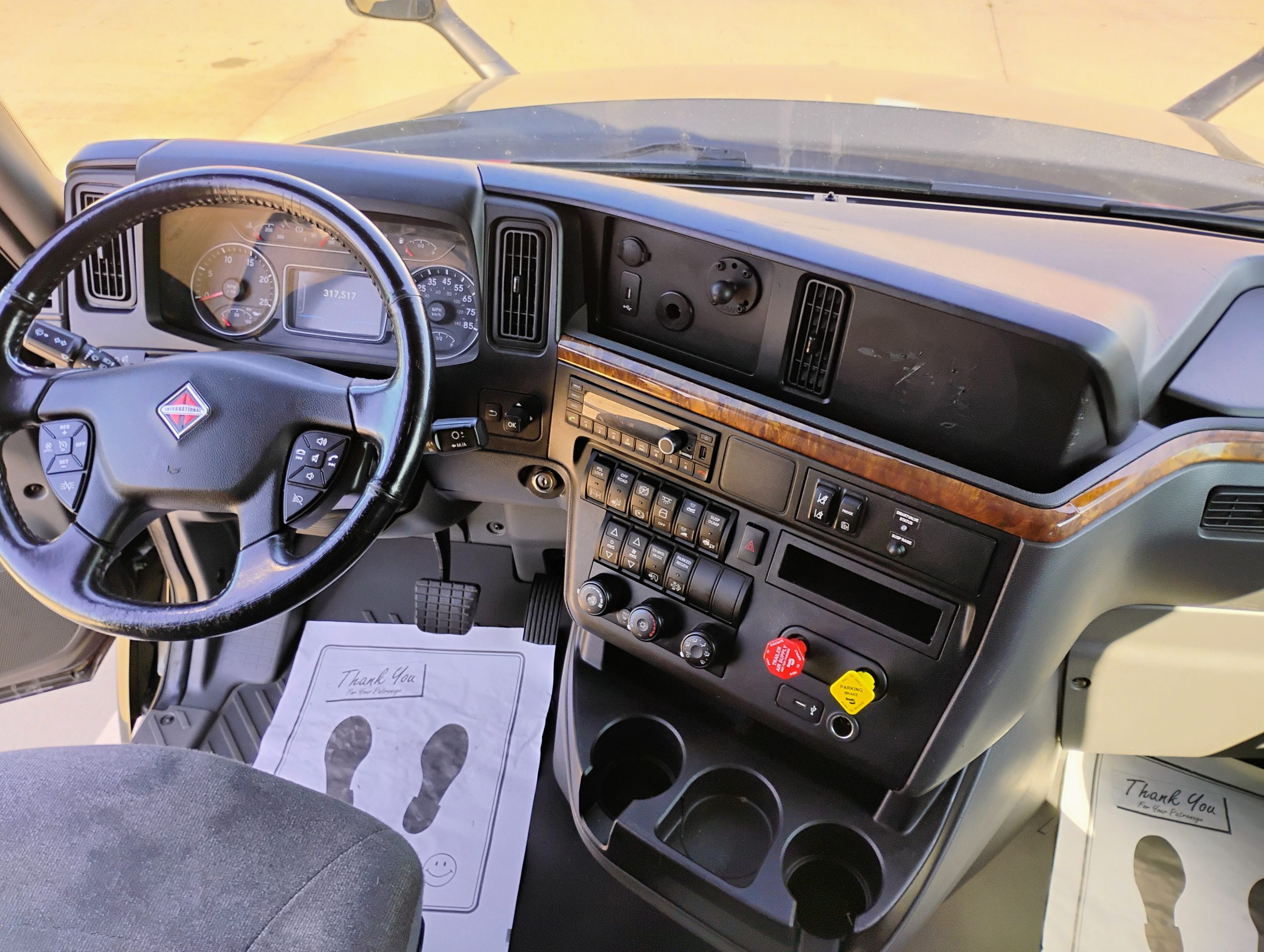 2022 International LT625 - image 4 of 6