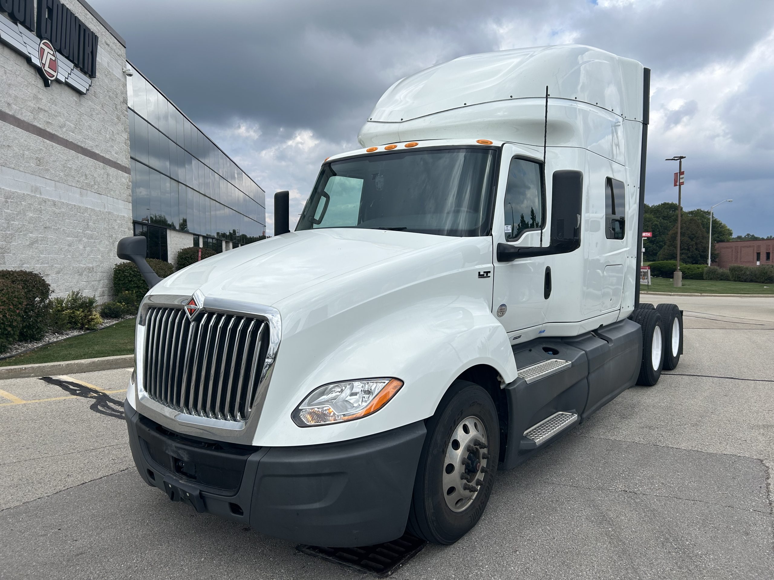 2022 International LT625 - image 1 of 6
