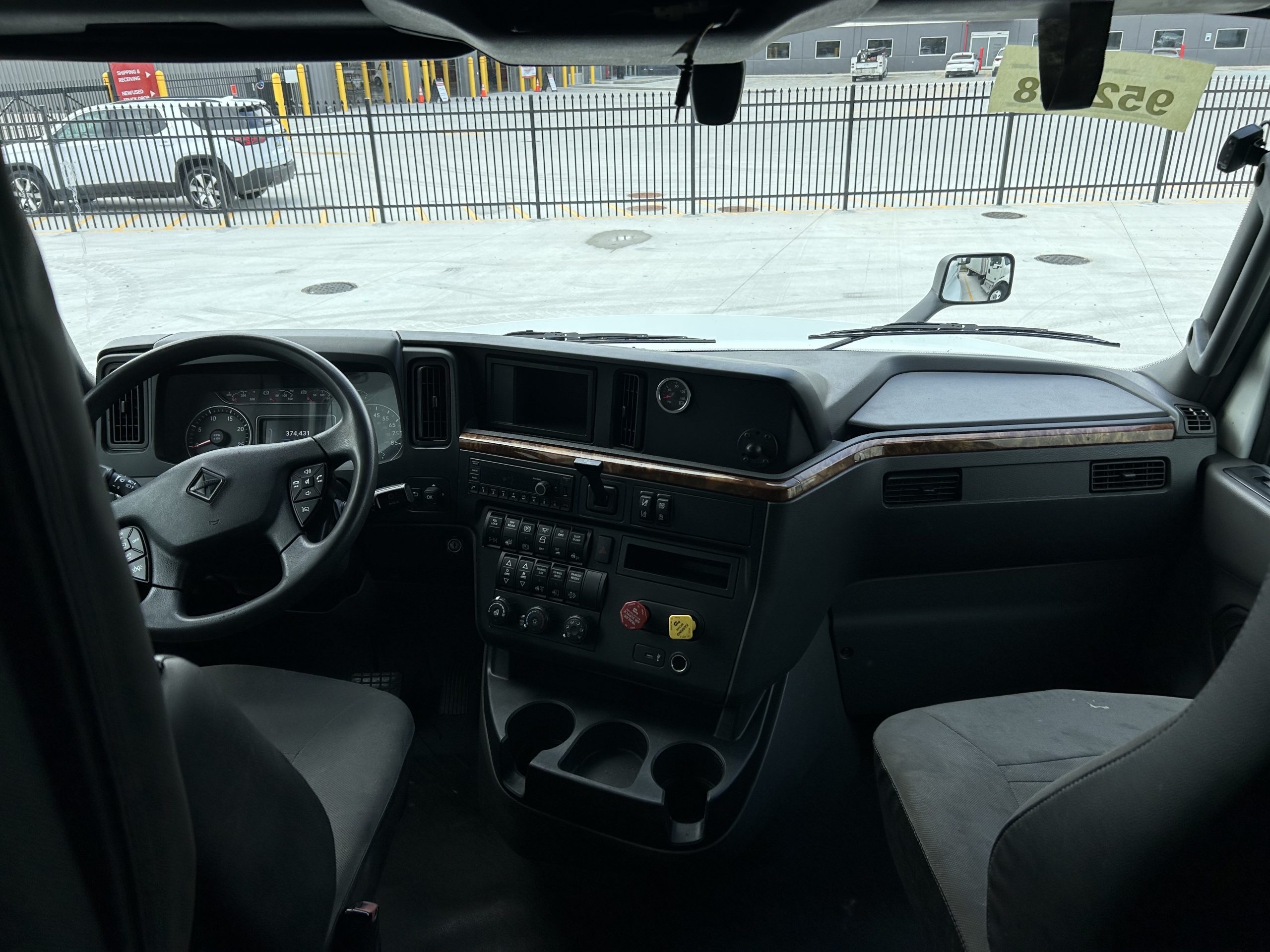 2022 International LT625 - image 5 of 6
