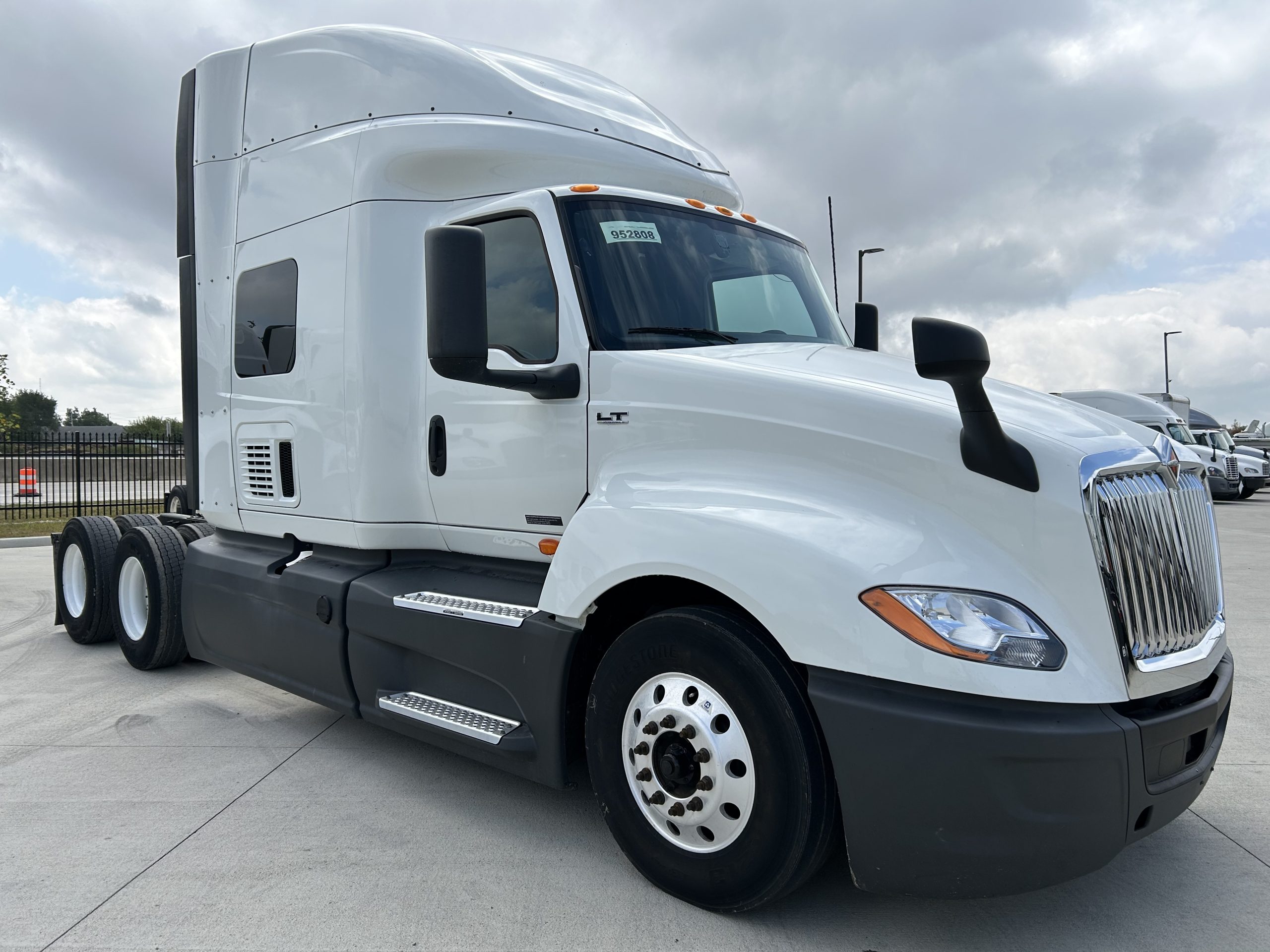 2022 International LT625 - image 3 of 6