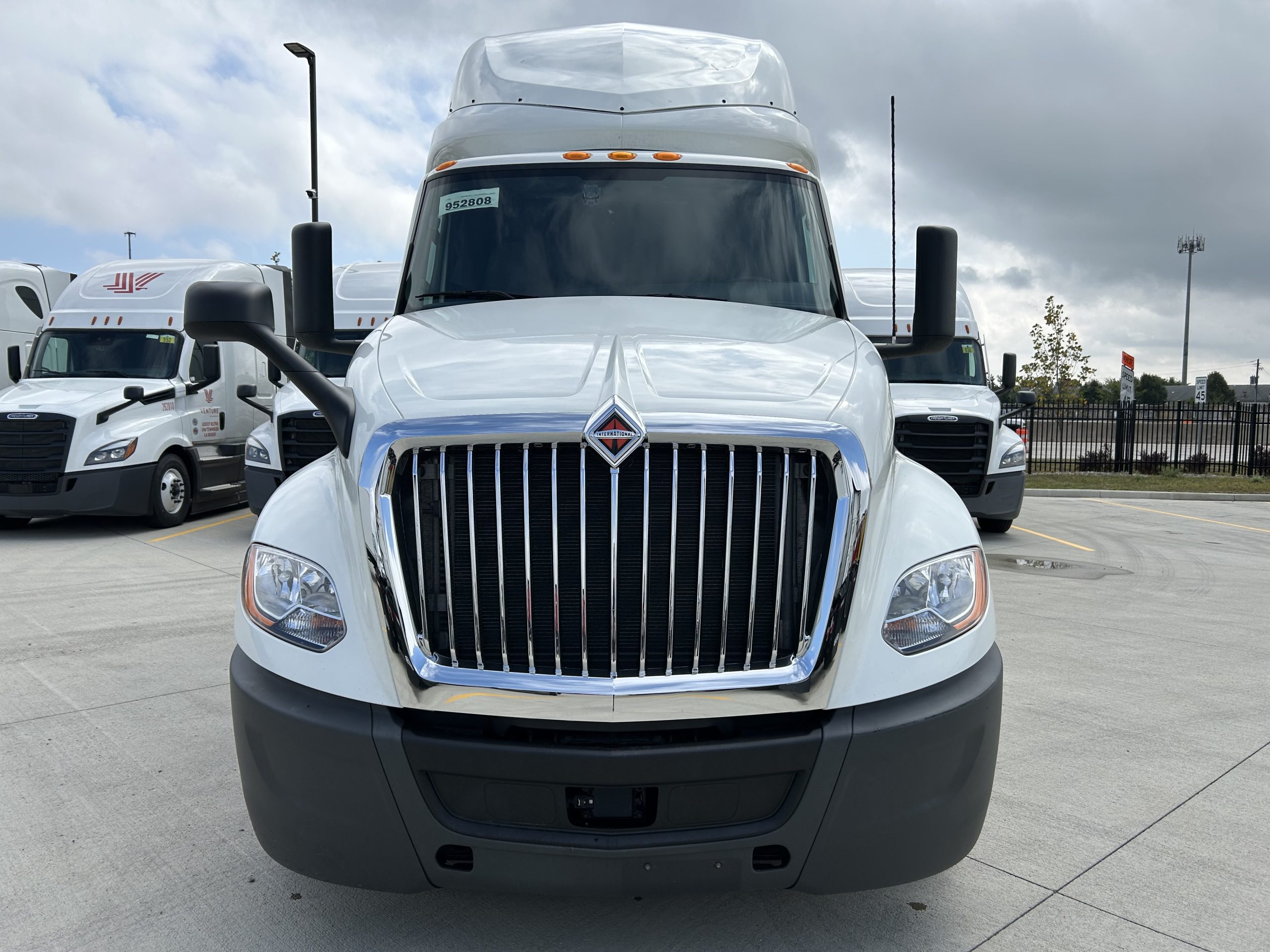 2022 International LT625 - image 2 of 6