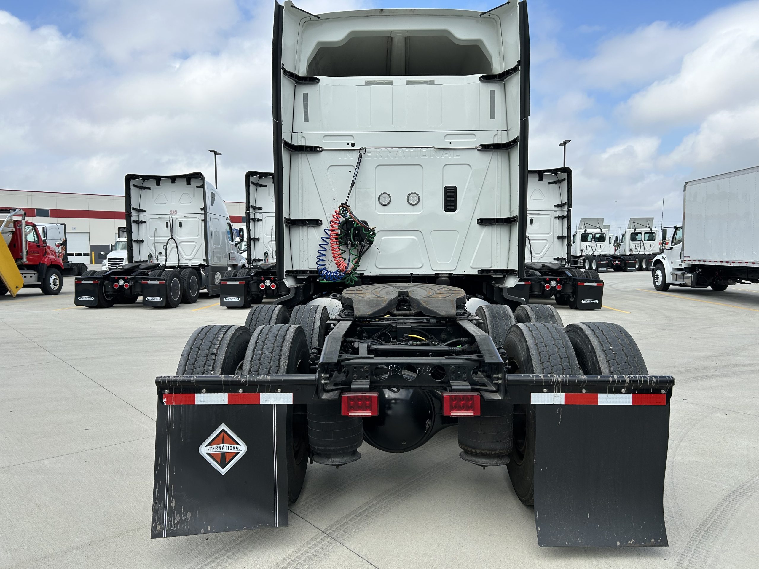 2022 International LT625 - image 4 of 6