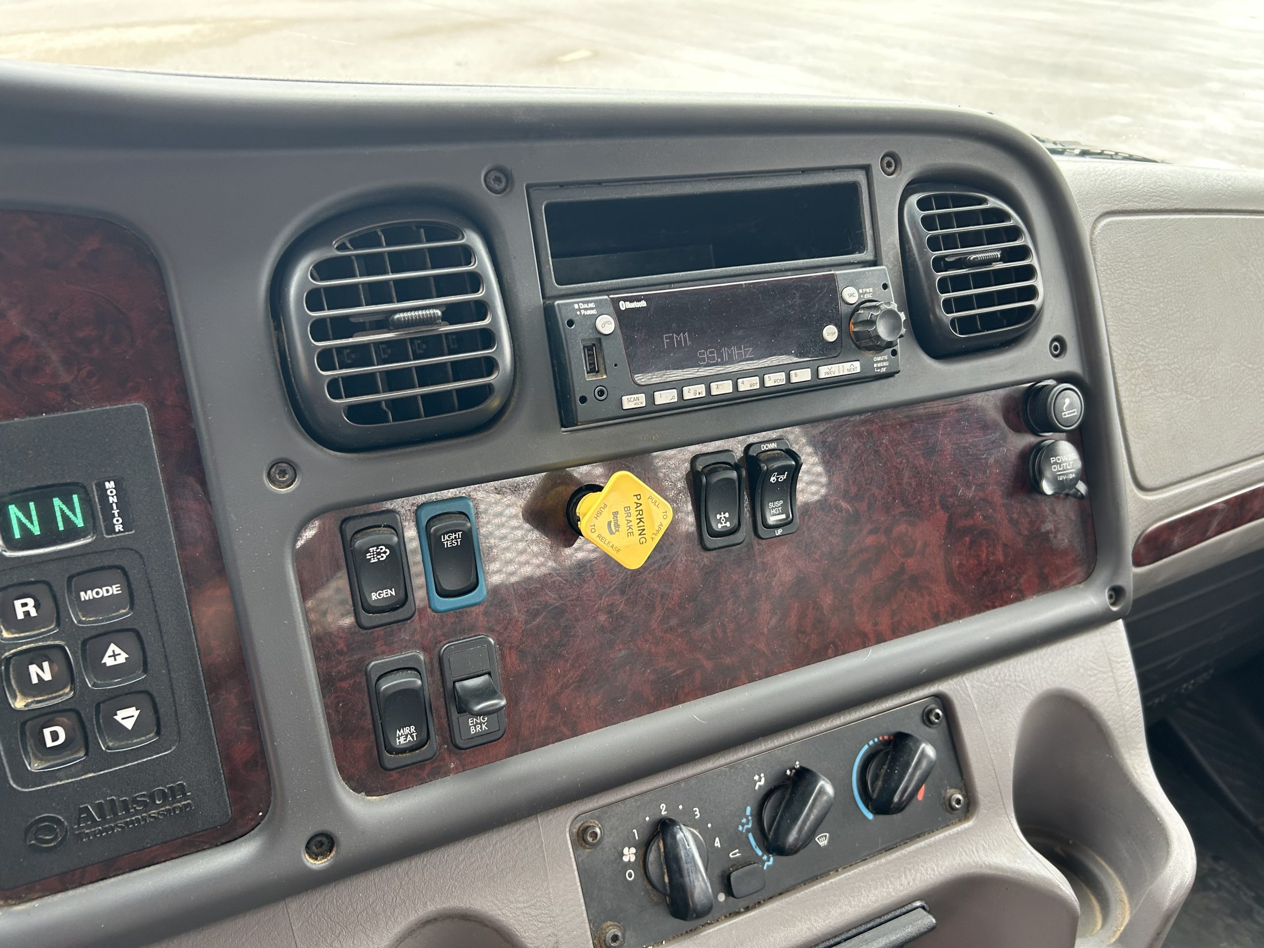 2022 Freightliner M2 106 - image 2 of 6
