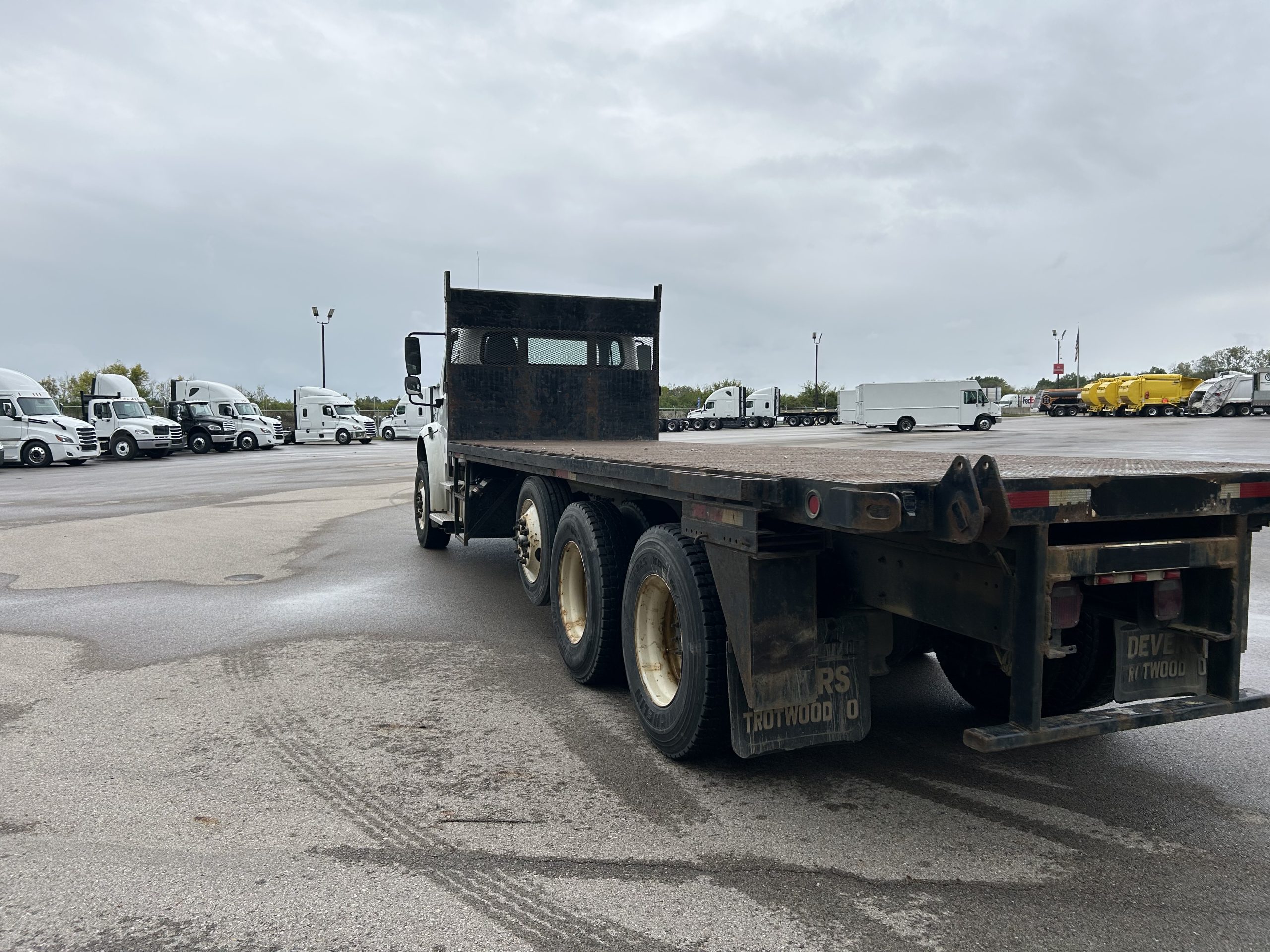 2022 Freightliner M2 106 - image 4 of 6
