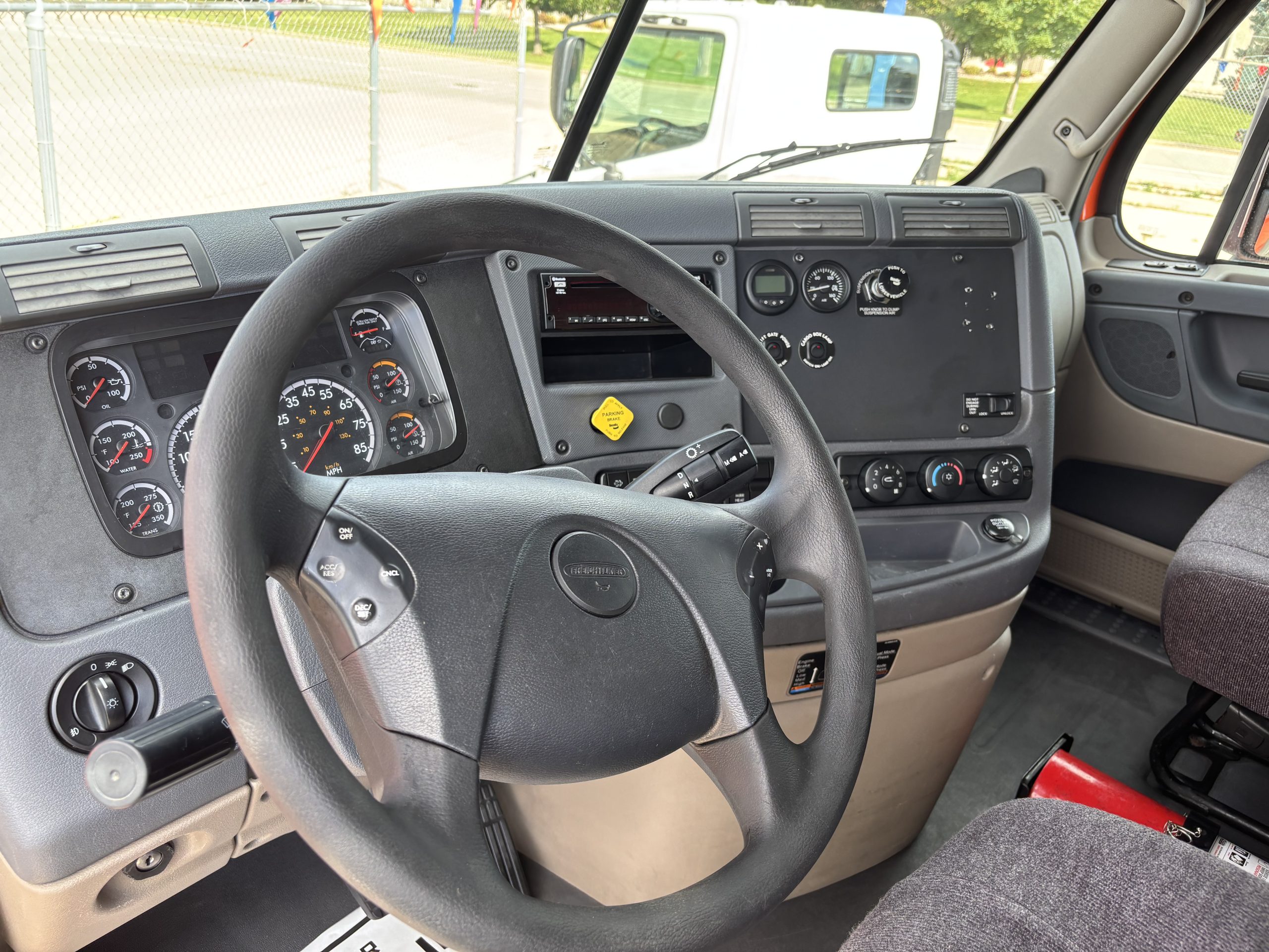 2018 Freightliner CA113 - image 4 of 6