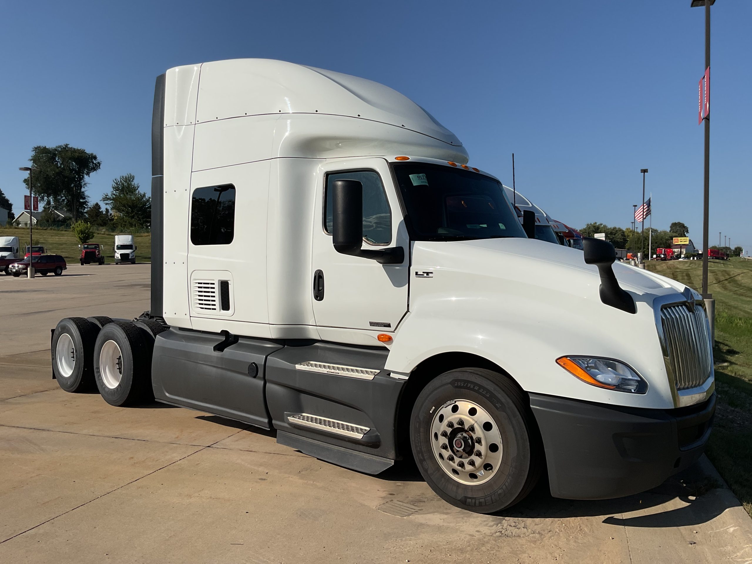 2022 International LT625 - image 3 of 5