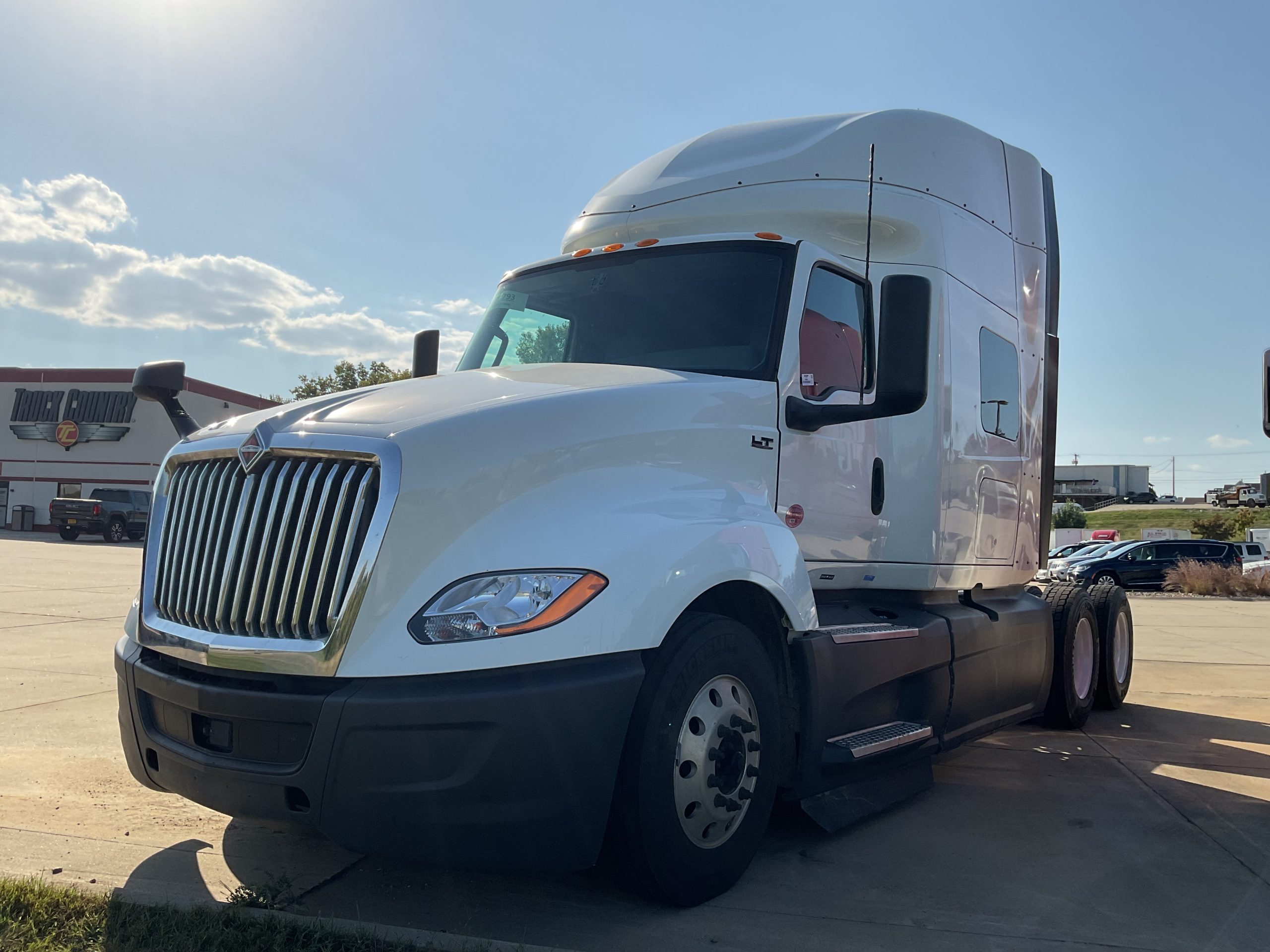 2022 International LT625 - image 1 of 5