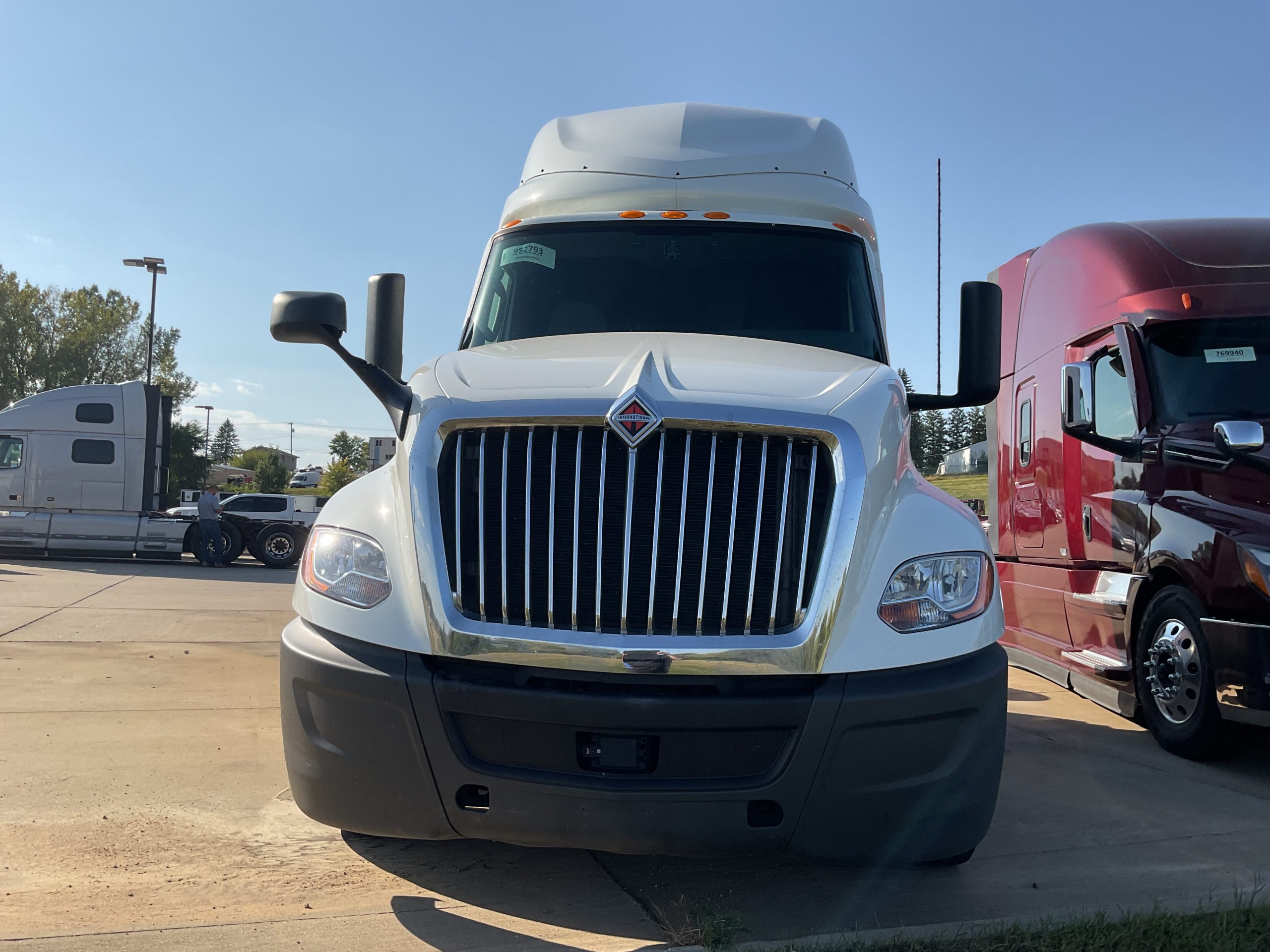 2022 International LT625 - image 2 of 5