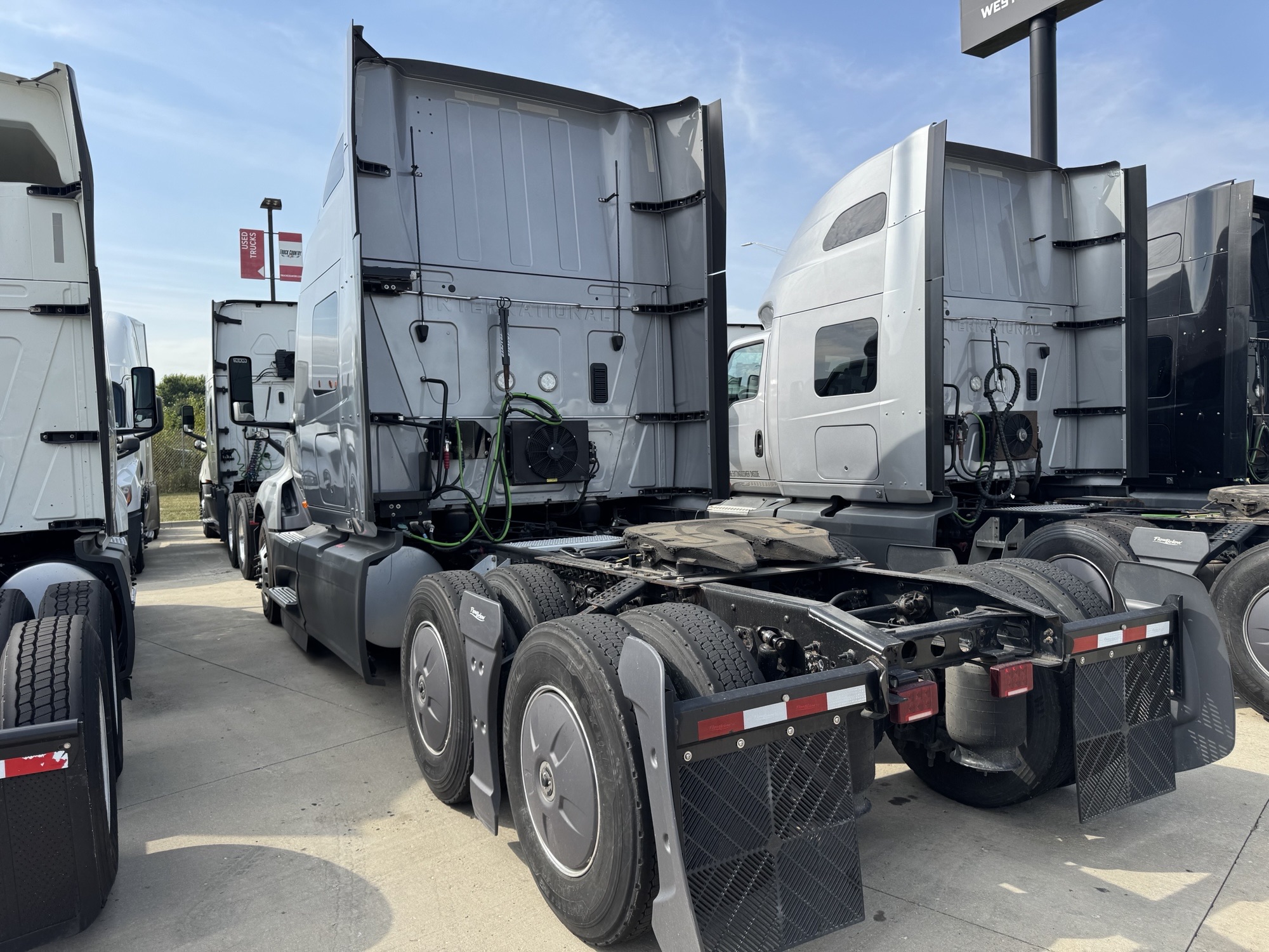 2022 International LT625 - image 1 of 6