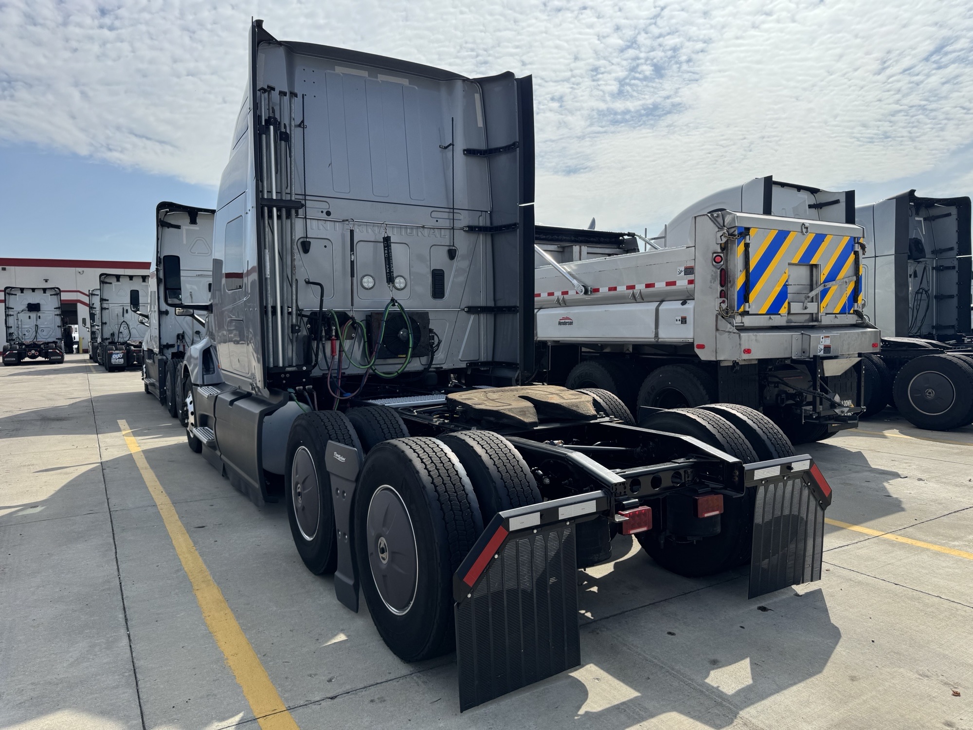 2022 International LT625 - image 2 of 6