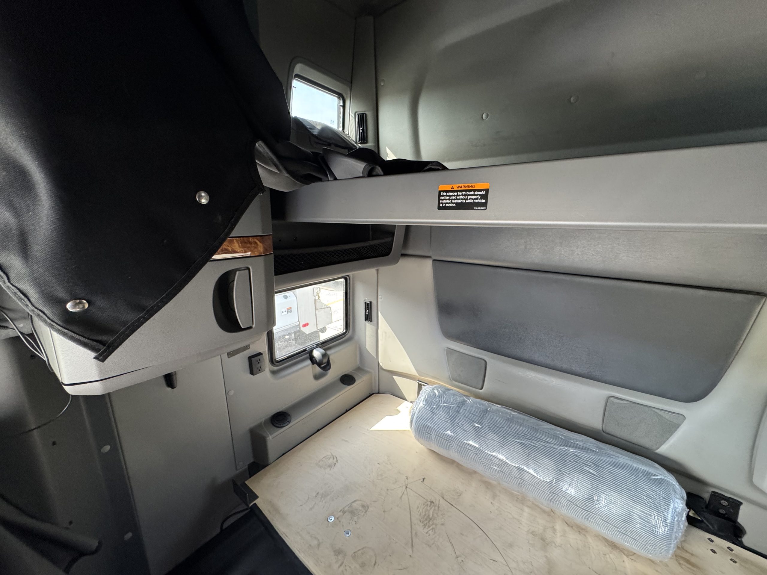 2022 International LT625 - image 3 of 6