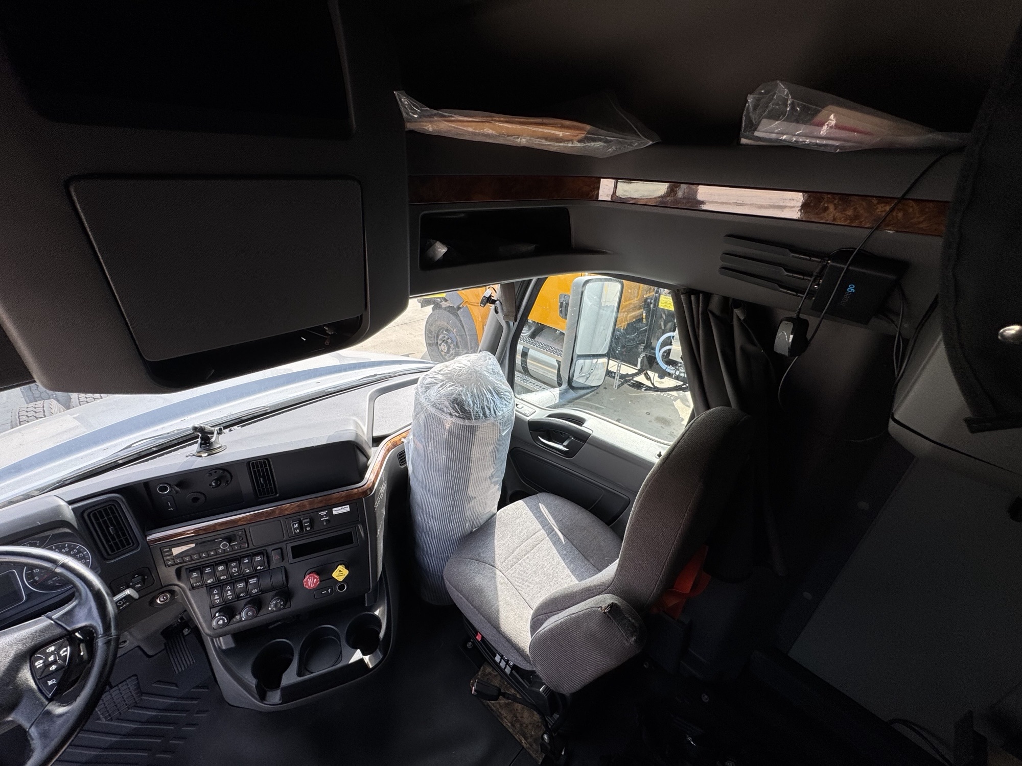 2022 International LT625 - image 4 of 6