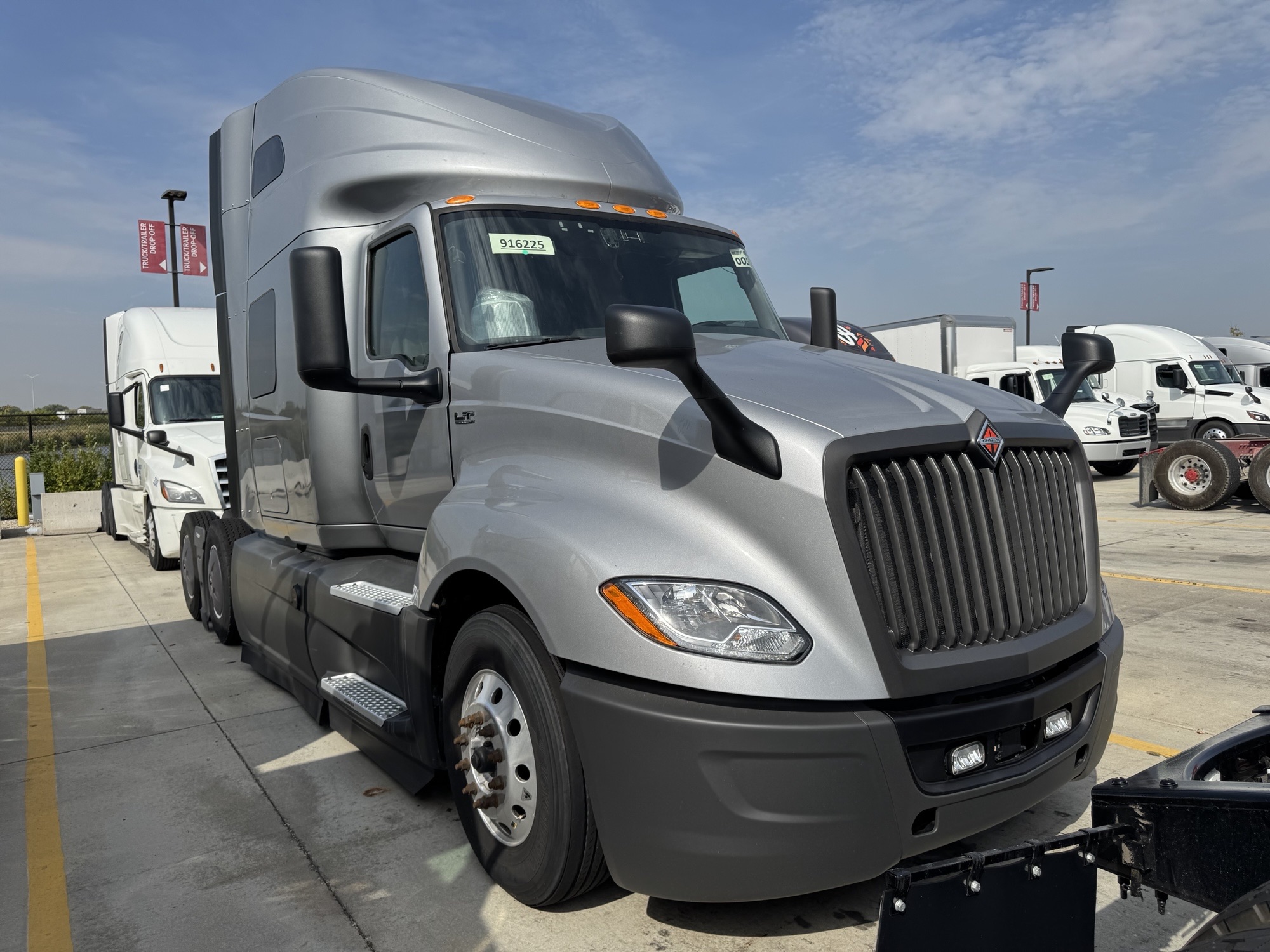 2022 International LT625 - image 5 of 6
