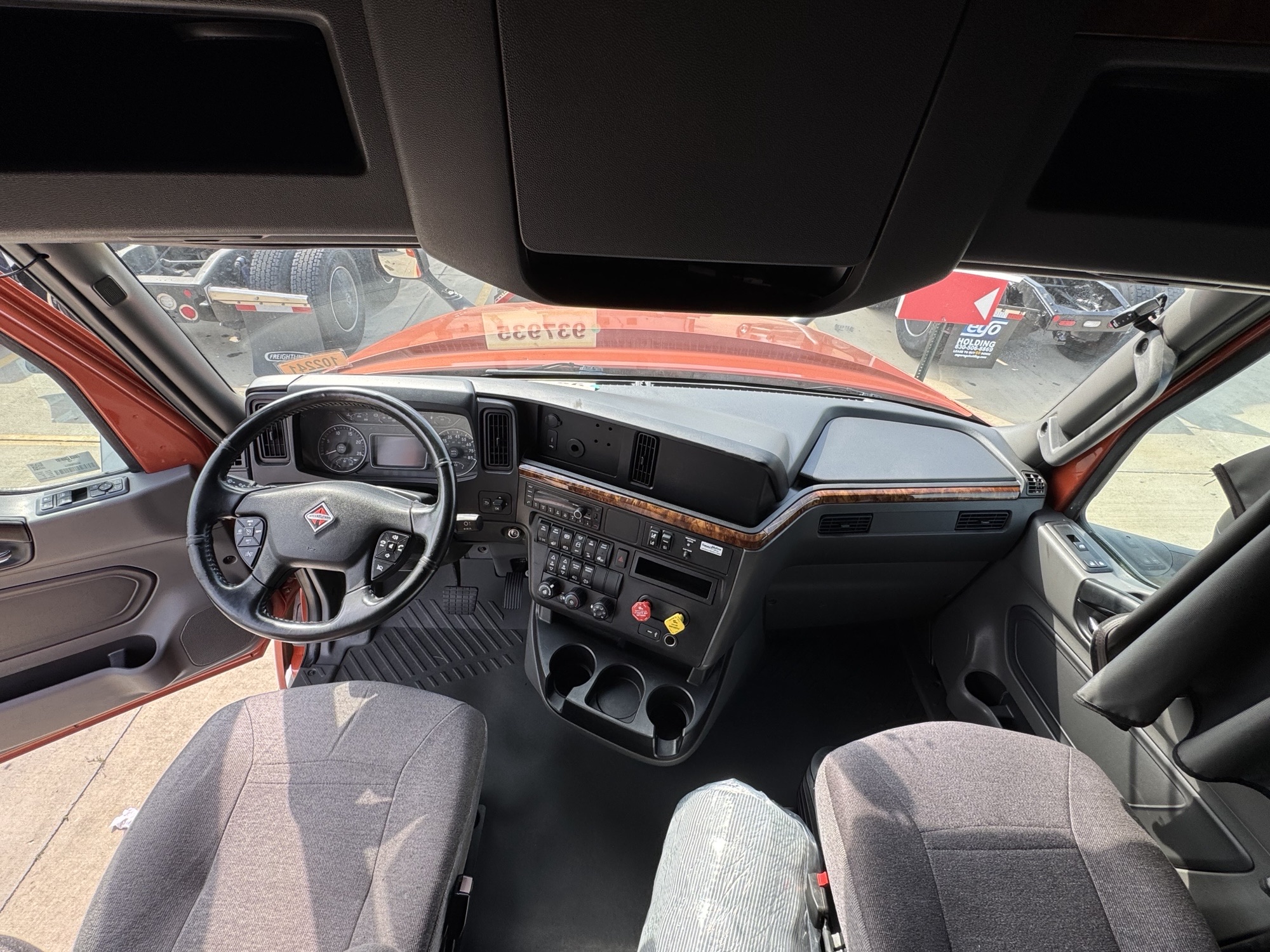 2022 International LT625 - image 3 of 6
