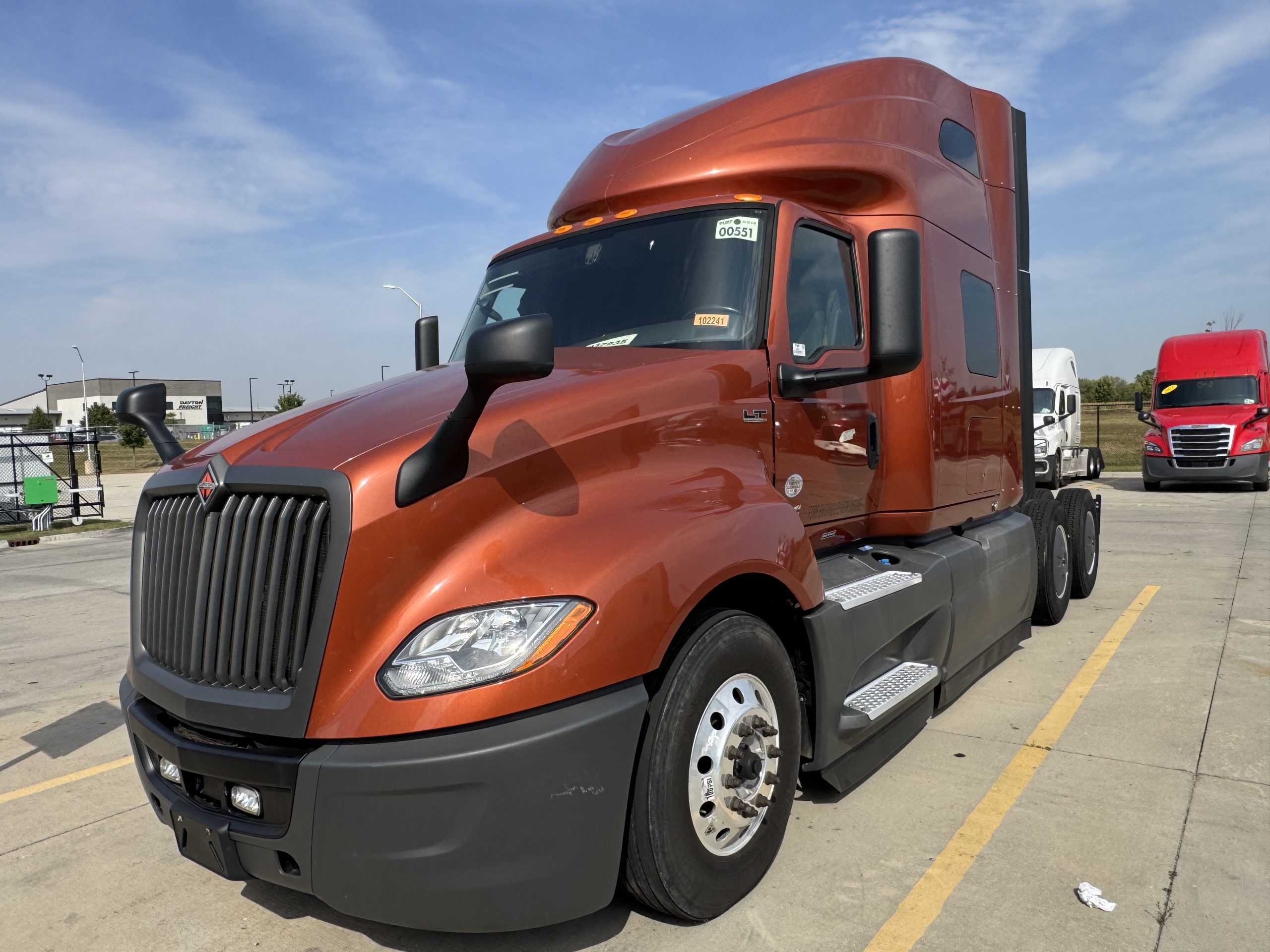 2022 International LT625 - image 4 of 6