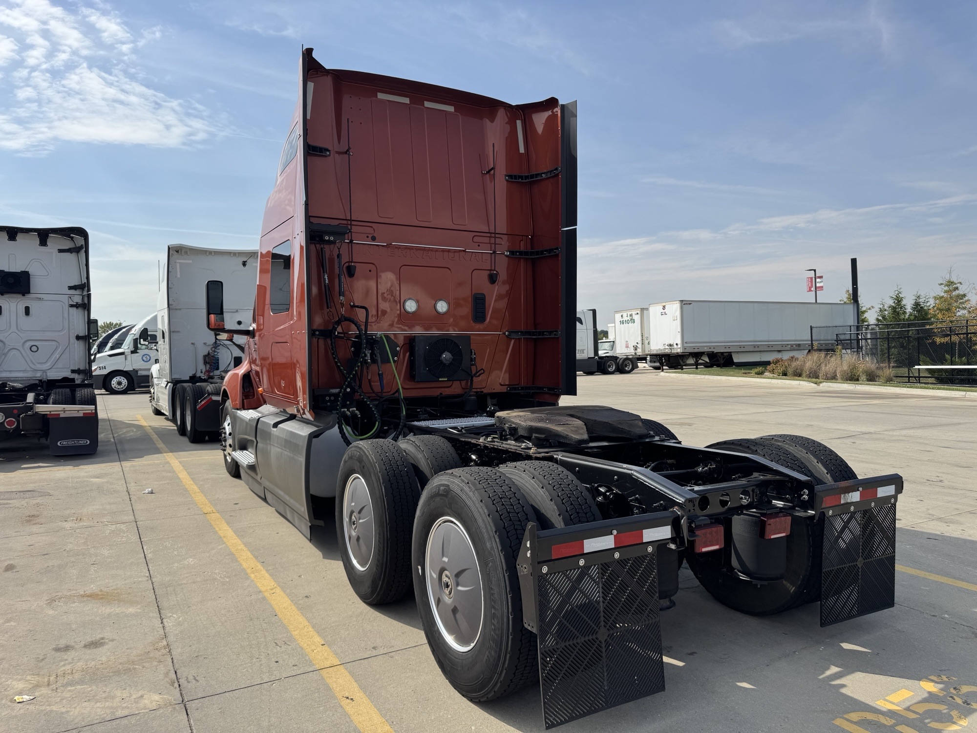 2022 International LT625 - image 5 of 6