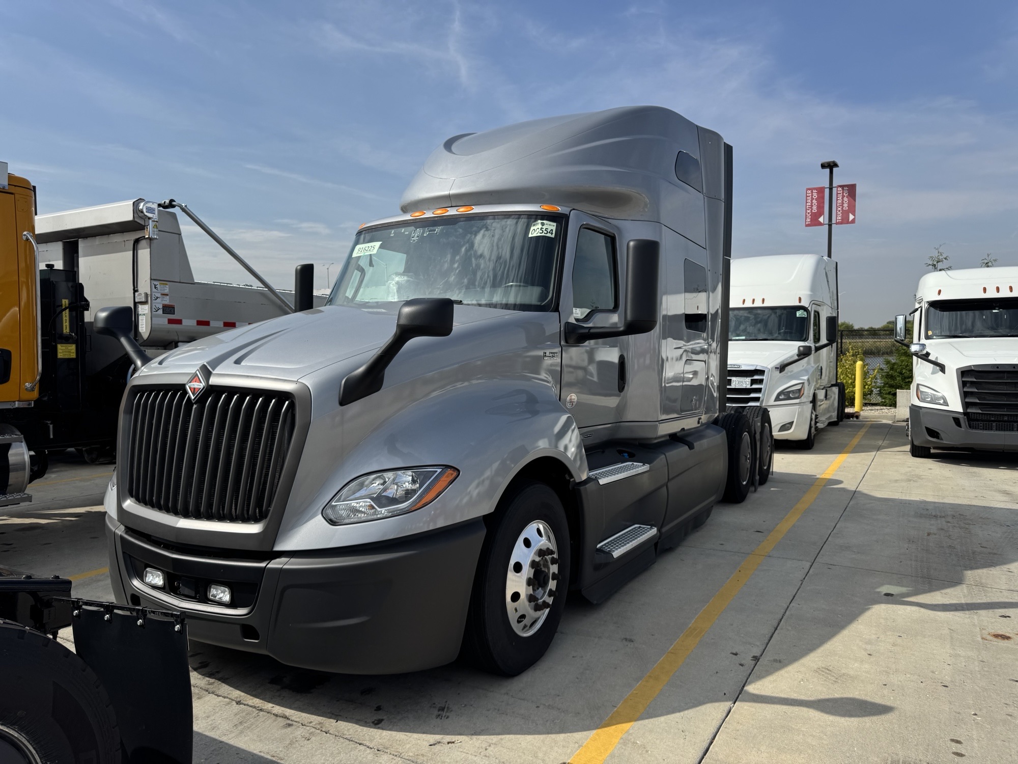 2022 International LT625 - image 6 of 6