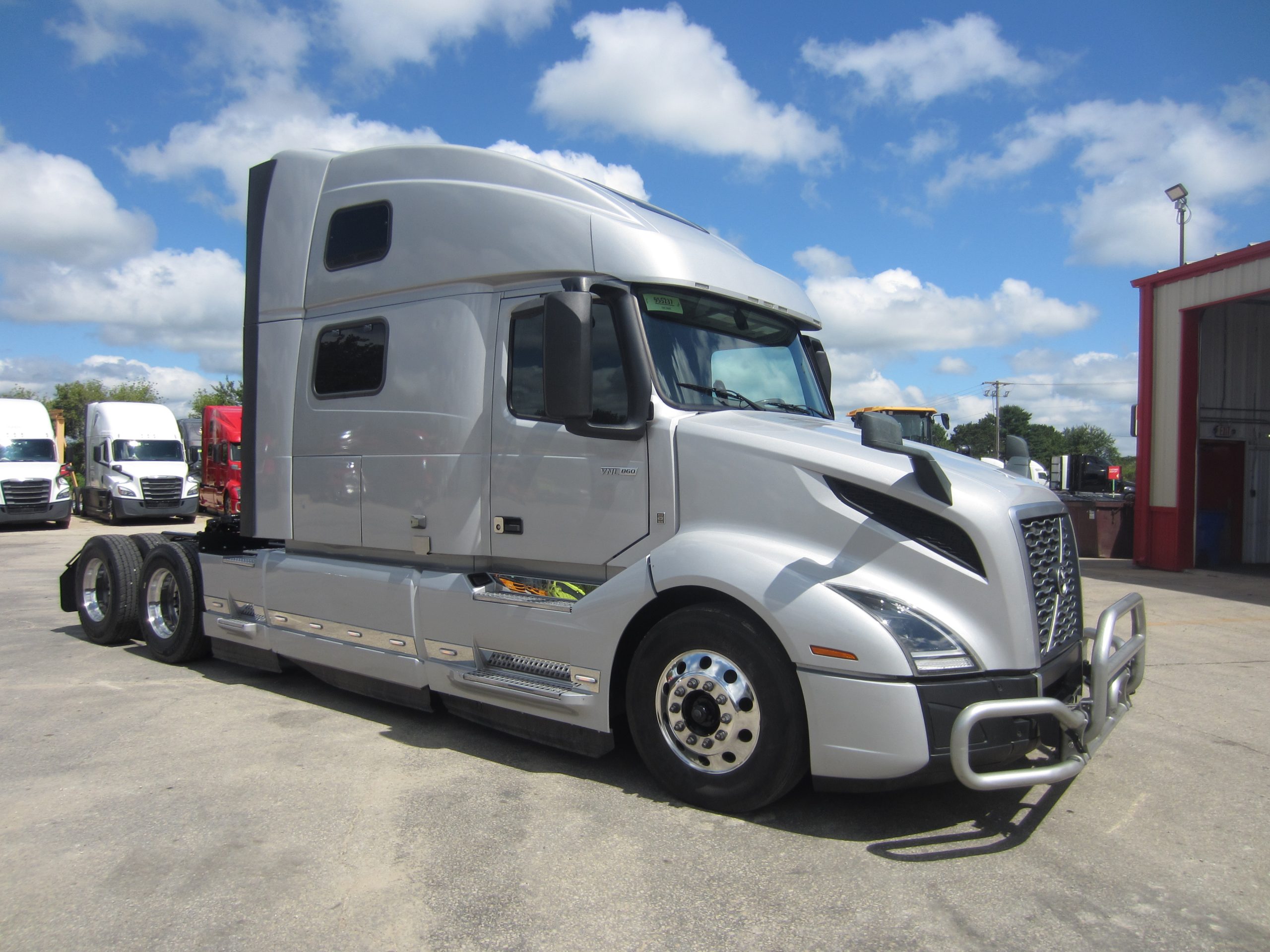 2022 Volvo VNL860 - image 3 of 6