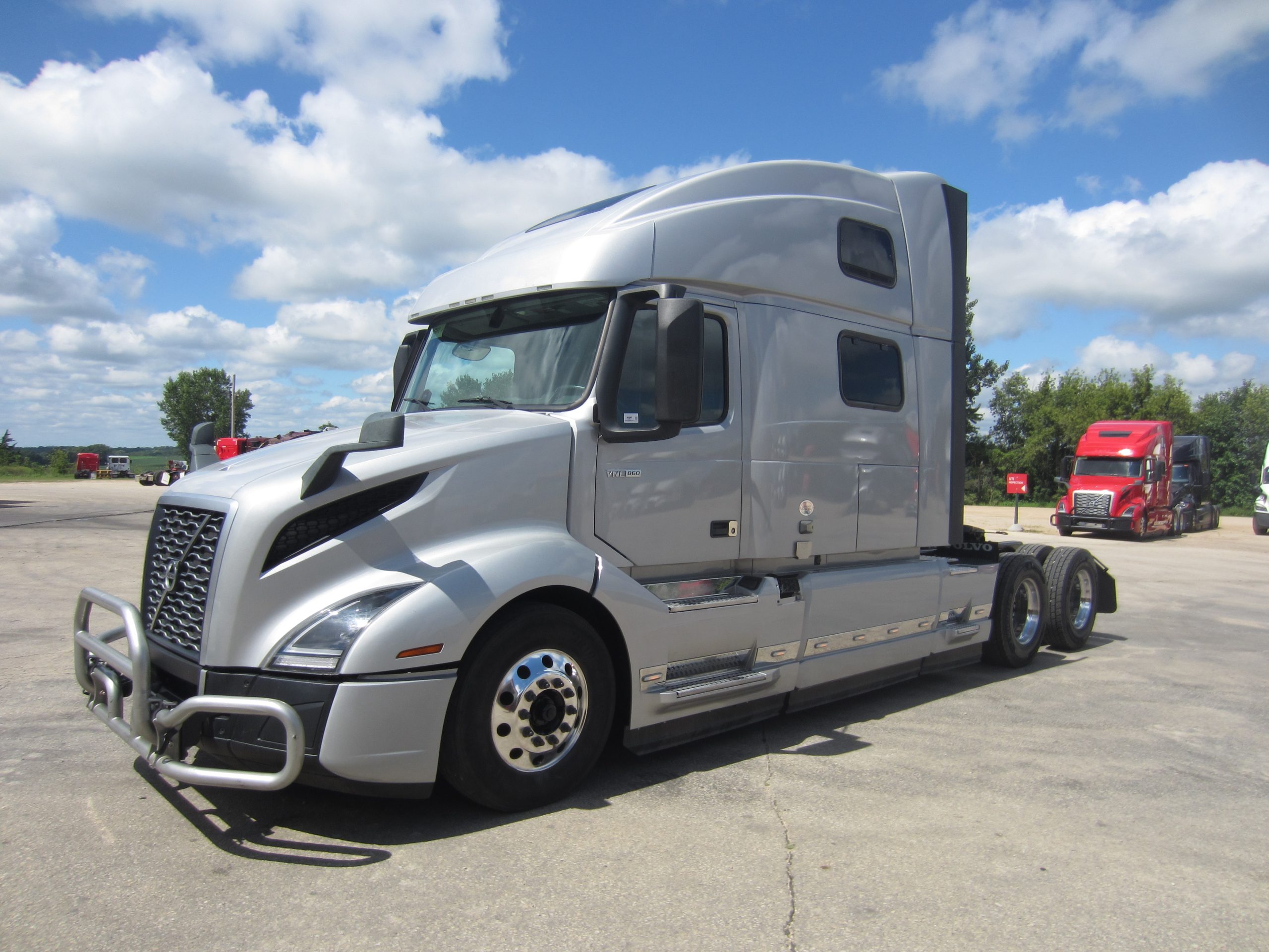2022 Volvo VNL860 - image 1 of 6