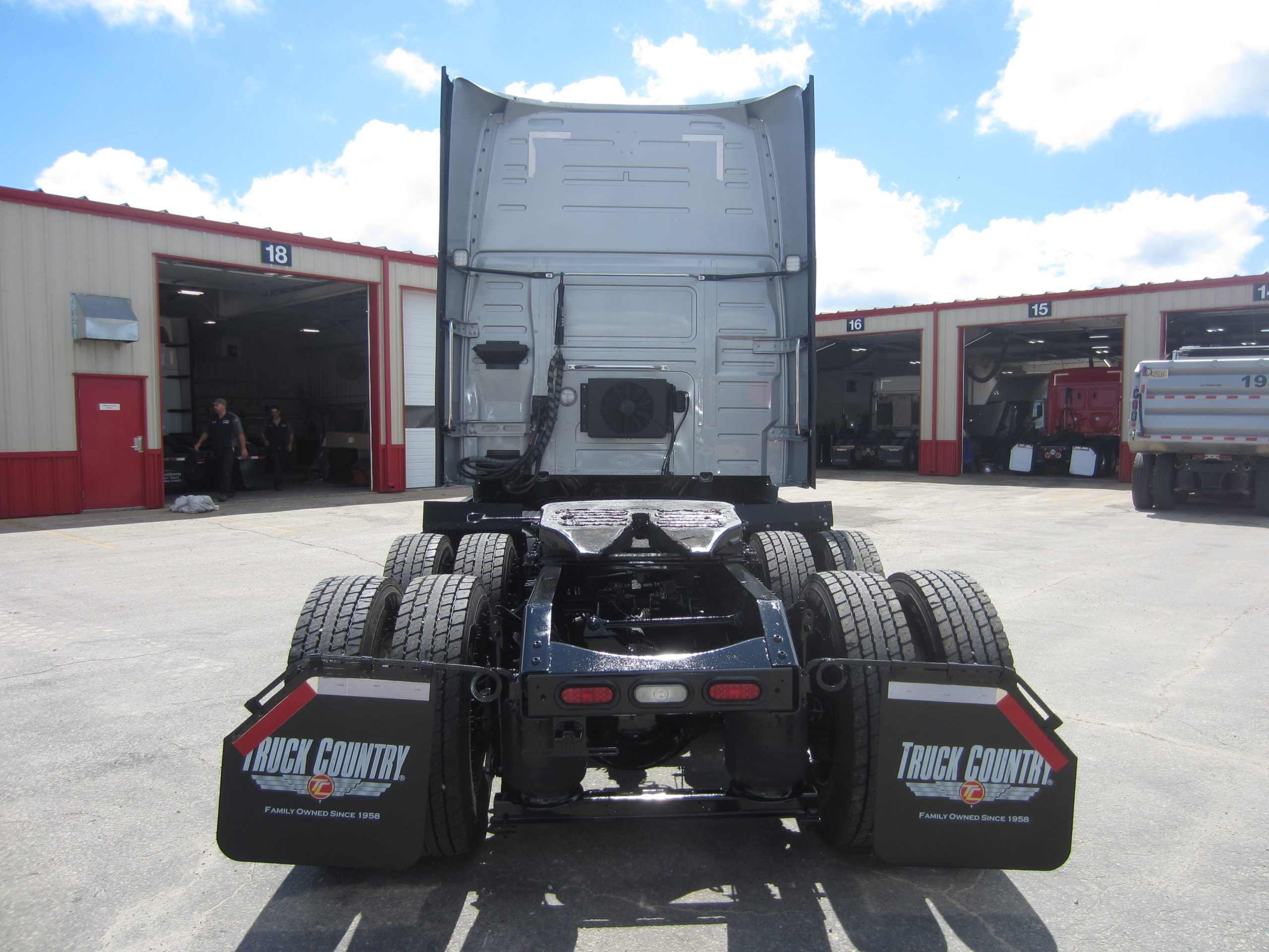 2022 Volvo VNL860 - image 4 of 6