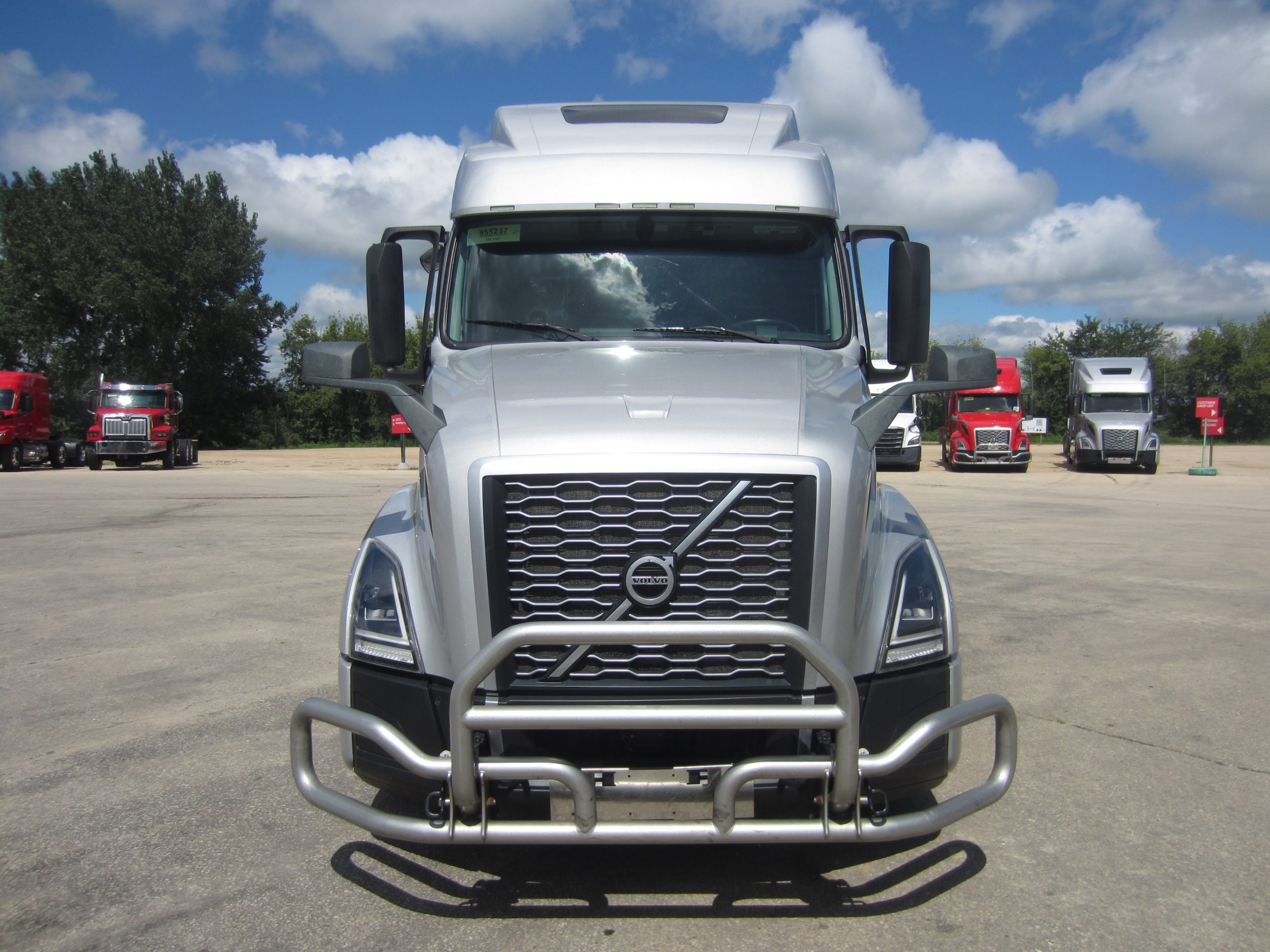 2022 Volvo VNL860 - image 2 of 6