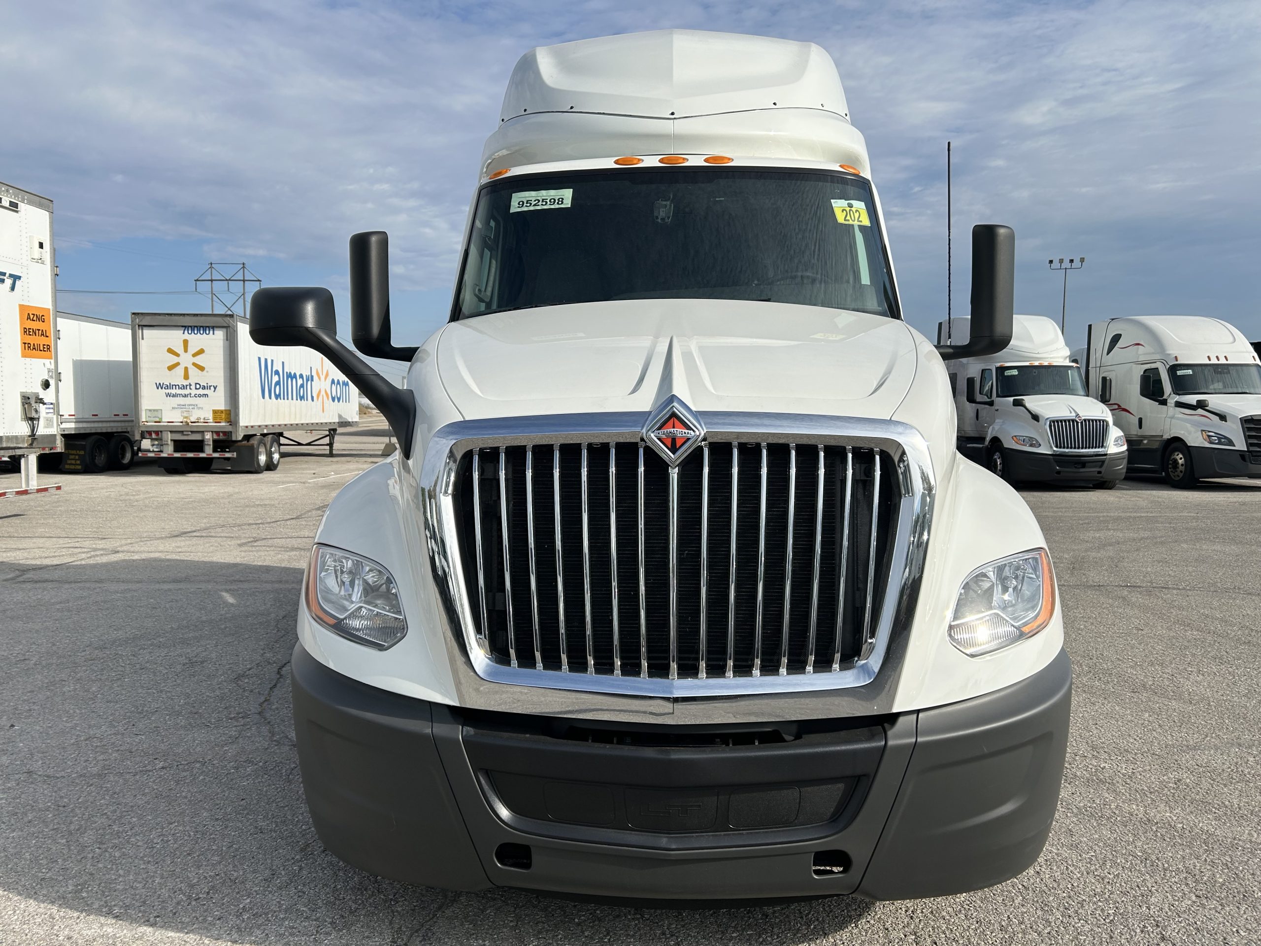 2022 International LT625 2022 International LT625 - image 2 of 6