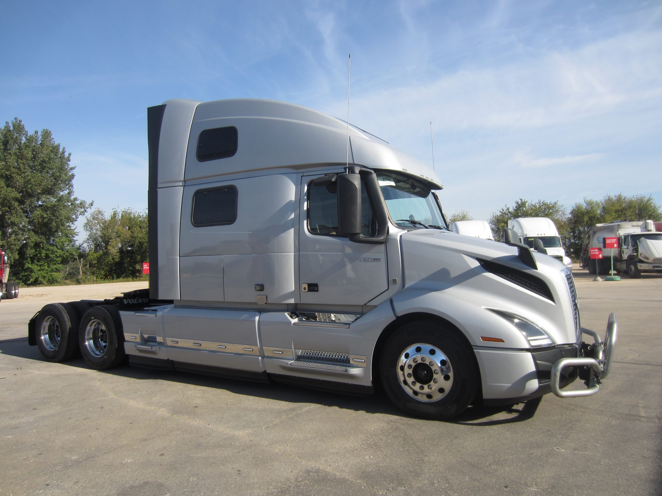 2022 Volvo VNL860 - image 3 of 6