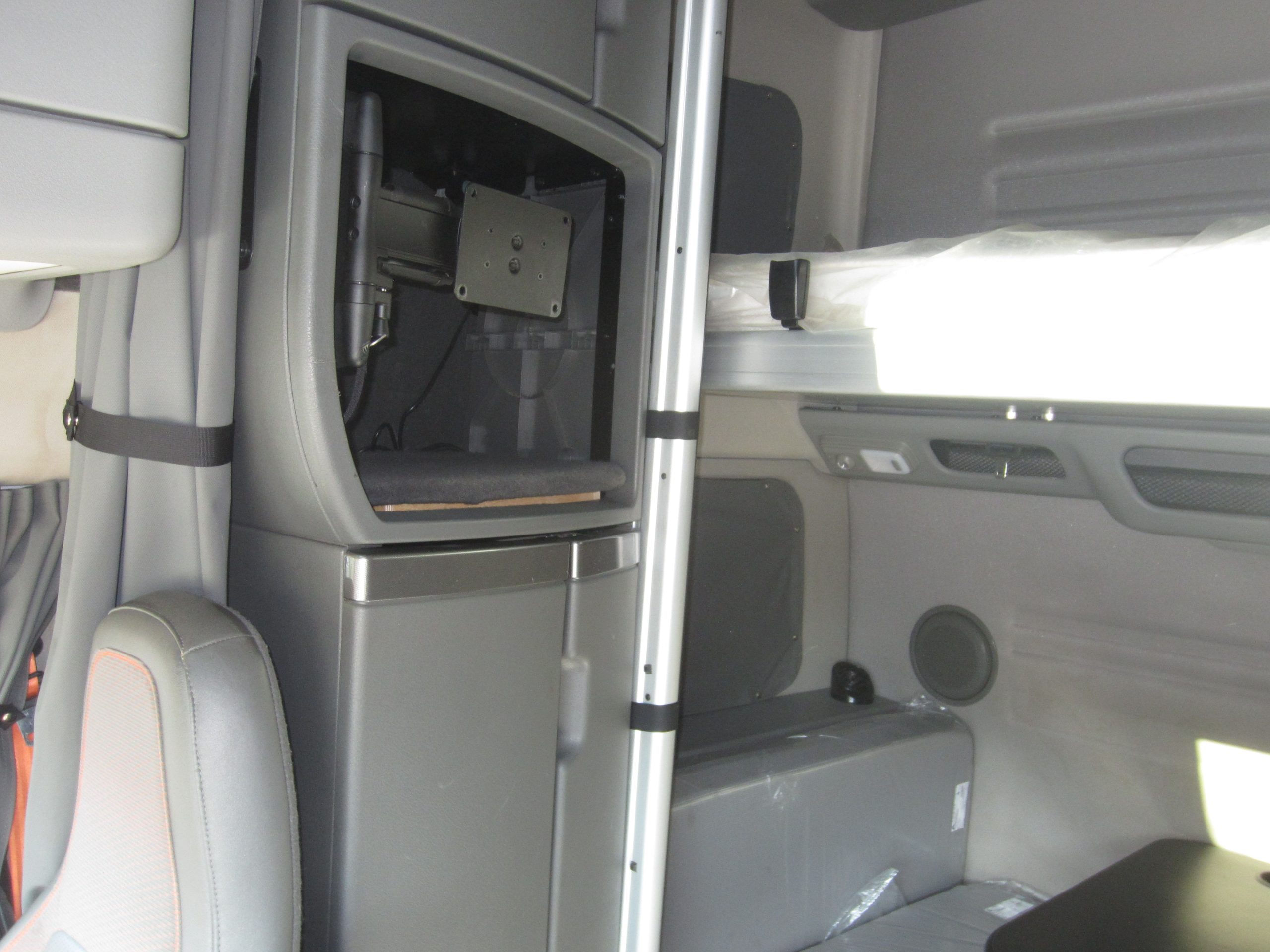 2022 Volvo VNL860 - image 6 of 6