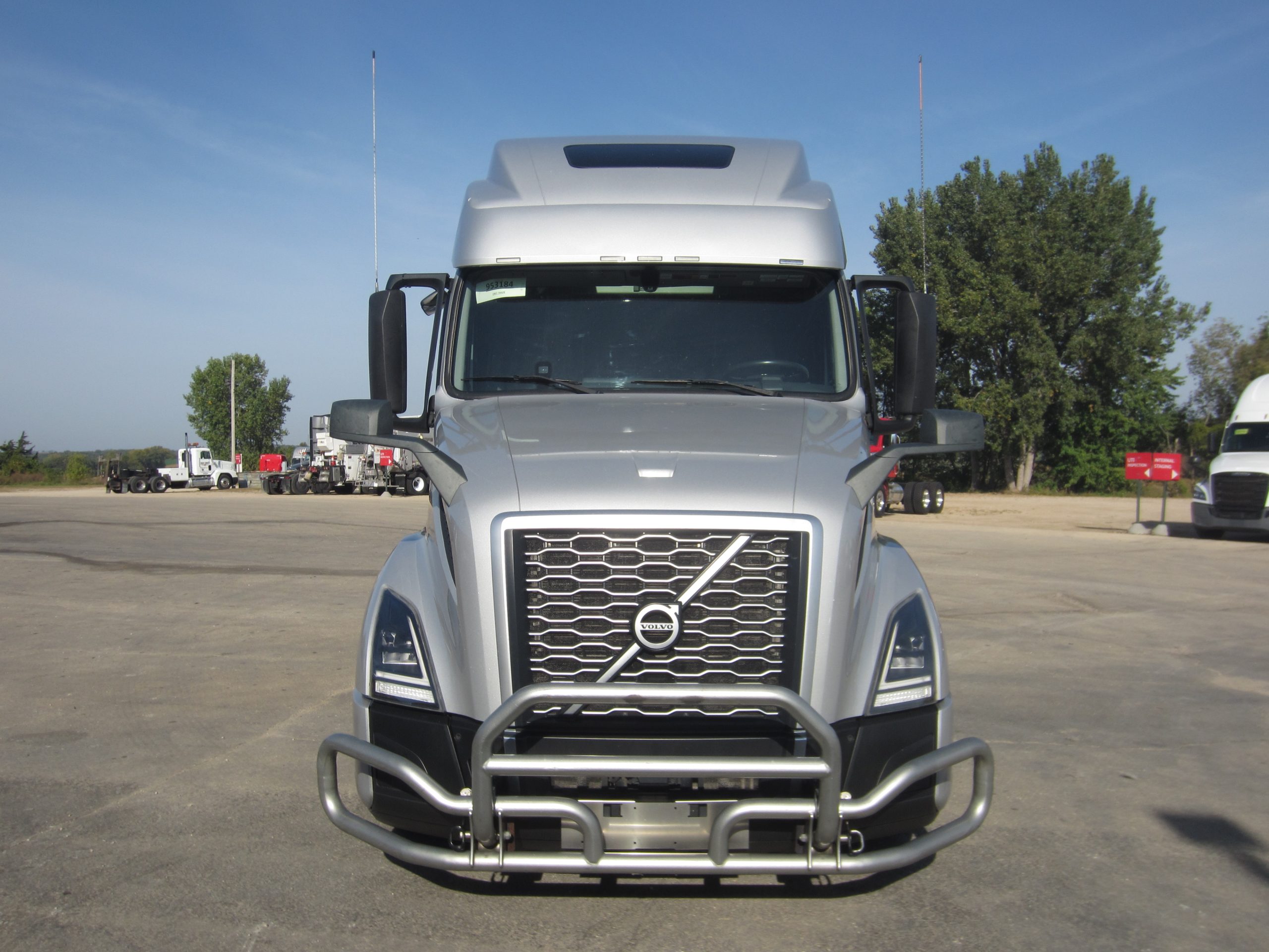 2022 Volvo VNL860 - image 2 of 6