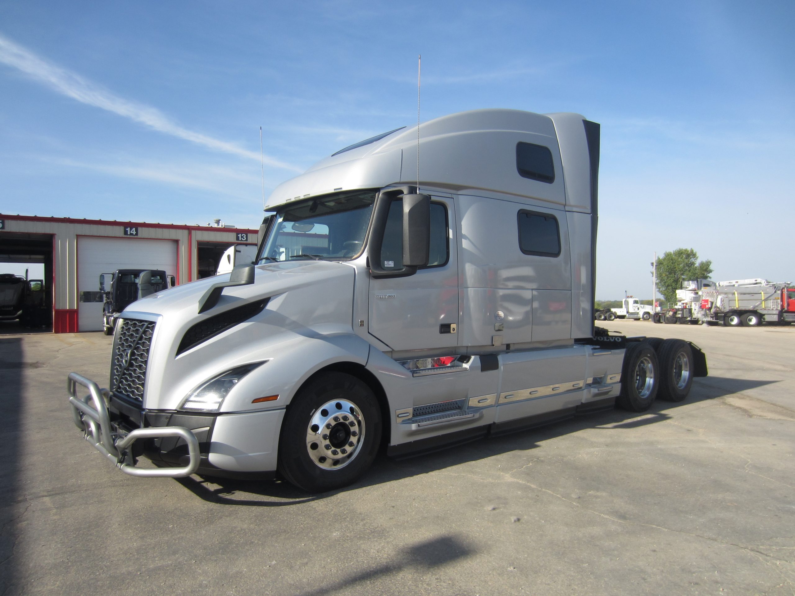 2022 Volvo VNL860 - image 1 of 6