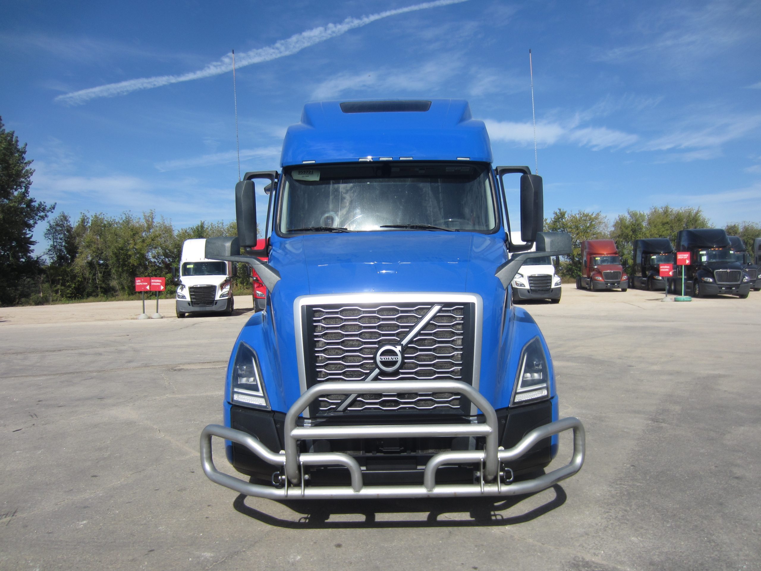 2022 Volvo VNL860 - image 2 of 6