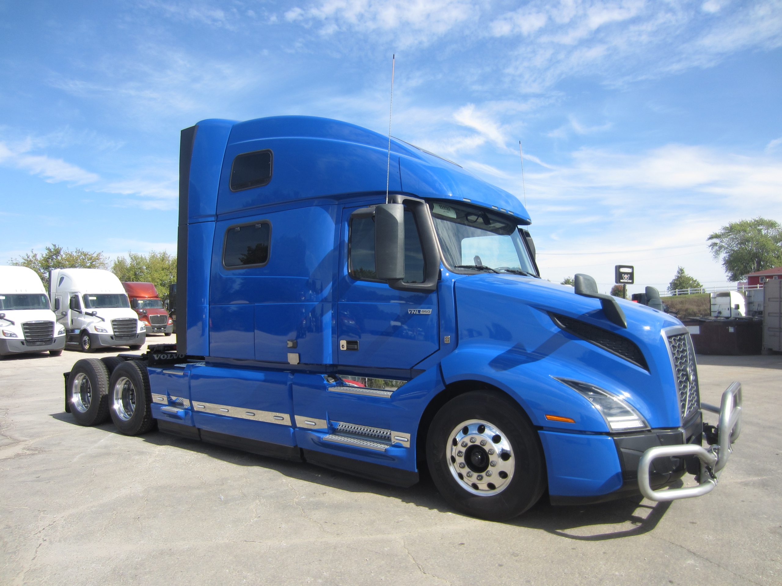 2022 Volvo VNL860 - image 3 of 6