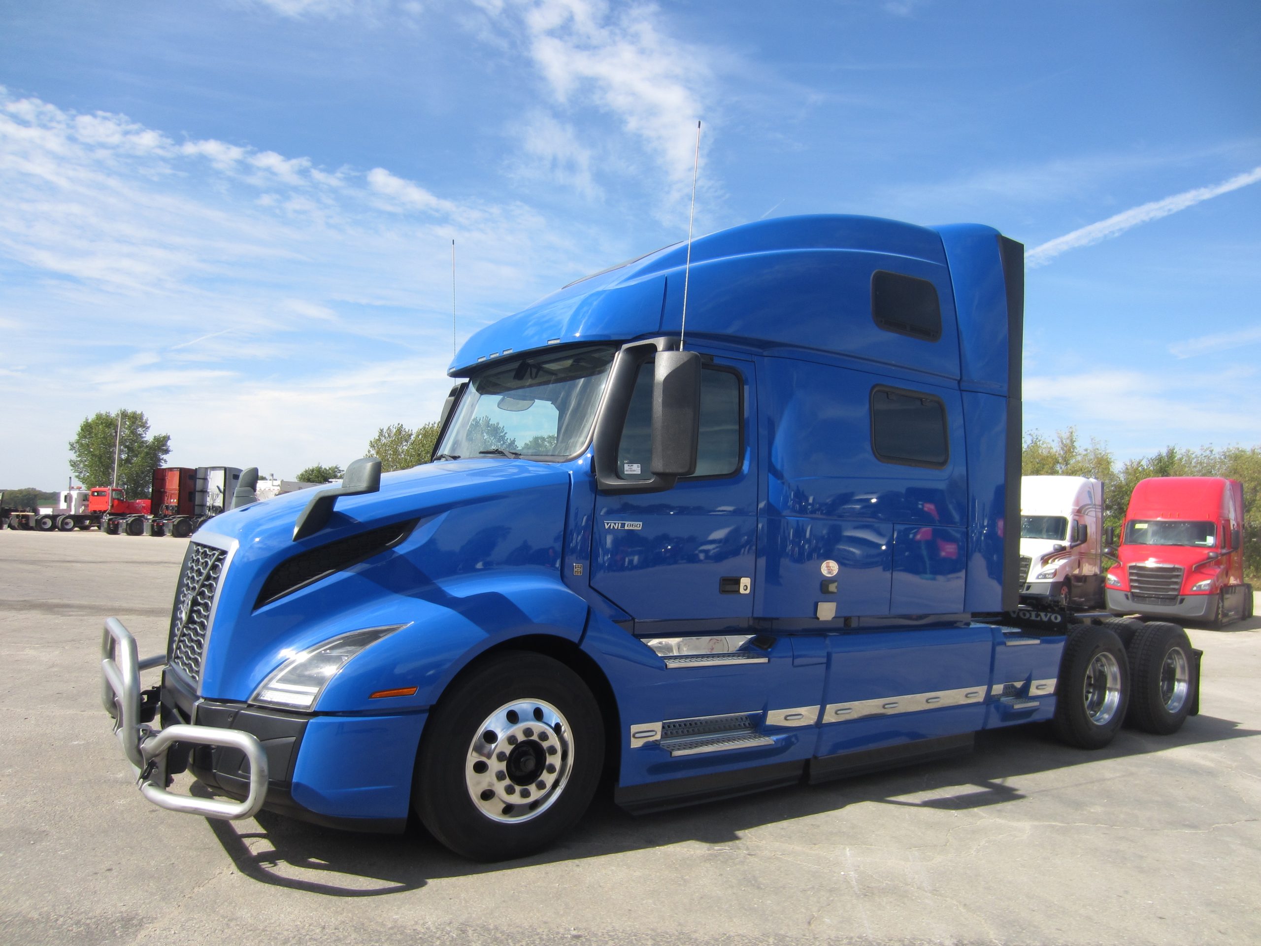 2022 Volvo VNL860 - image 1 of 6
