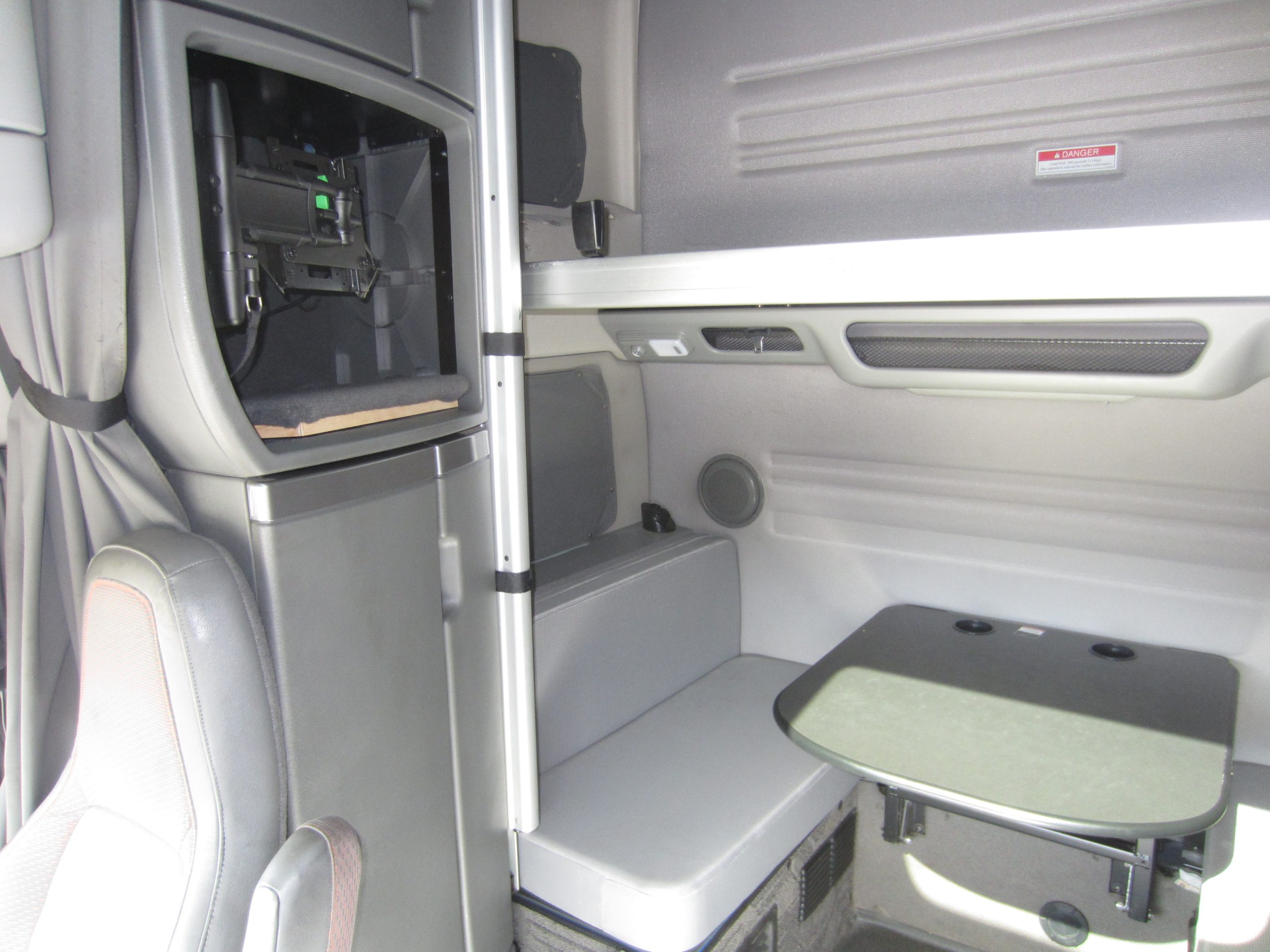 2022 Volvo VNL860 - image 6 of 6