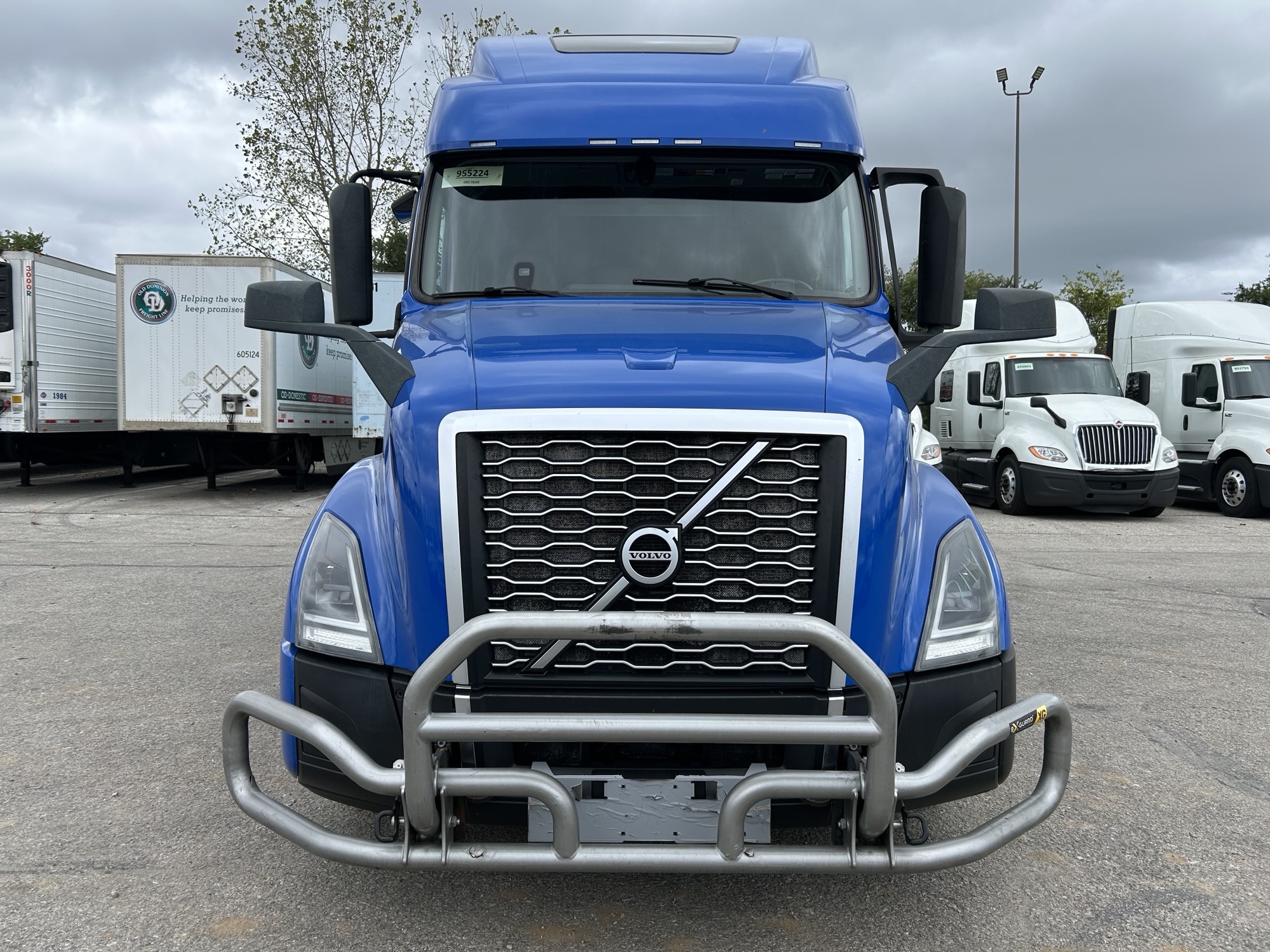 2022 Volvo VNL860 2022 Volvo VNL860 - image 2 of 6